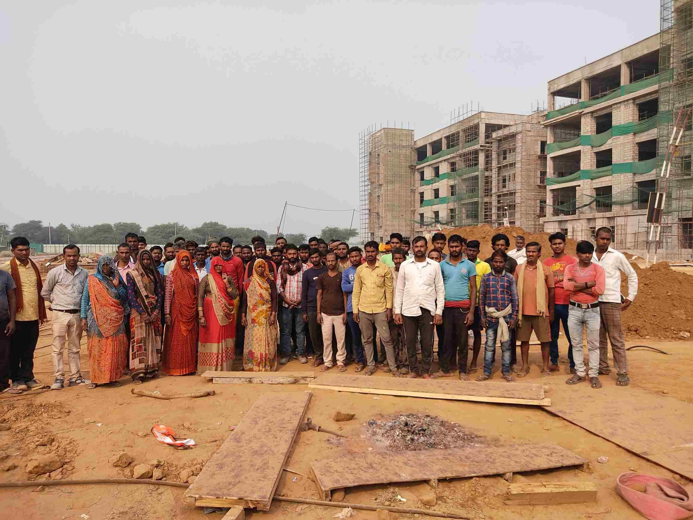 निर्माणाधीन मेडिकल कॉलेज में हुई घटना के विरोध में रोष जताते मजदूर । संवाद निर्माणाधीन मेडिकल कॉलेज में हुई घटना के विरोध में रोष जताते मजदूर । संवाद