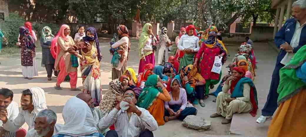 खाद लेने के लिए पुलिस लाइन में लगी भीड़। संवाद खाद लेने के लिए पुलिस लाइन में लगी भीड़। संवाद