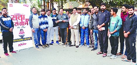 सत्ता के संग्राम में चाय पर चर्चा करते लोग। सत्ता के संग्राम में चाय पर चर्चा करते लोग।