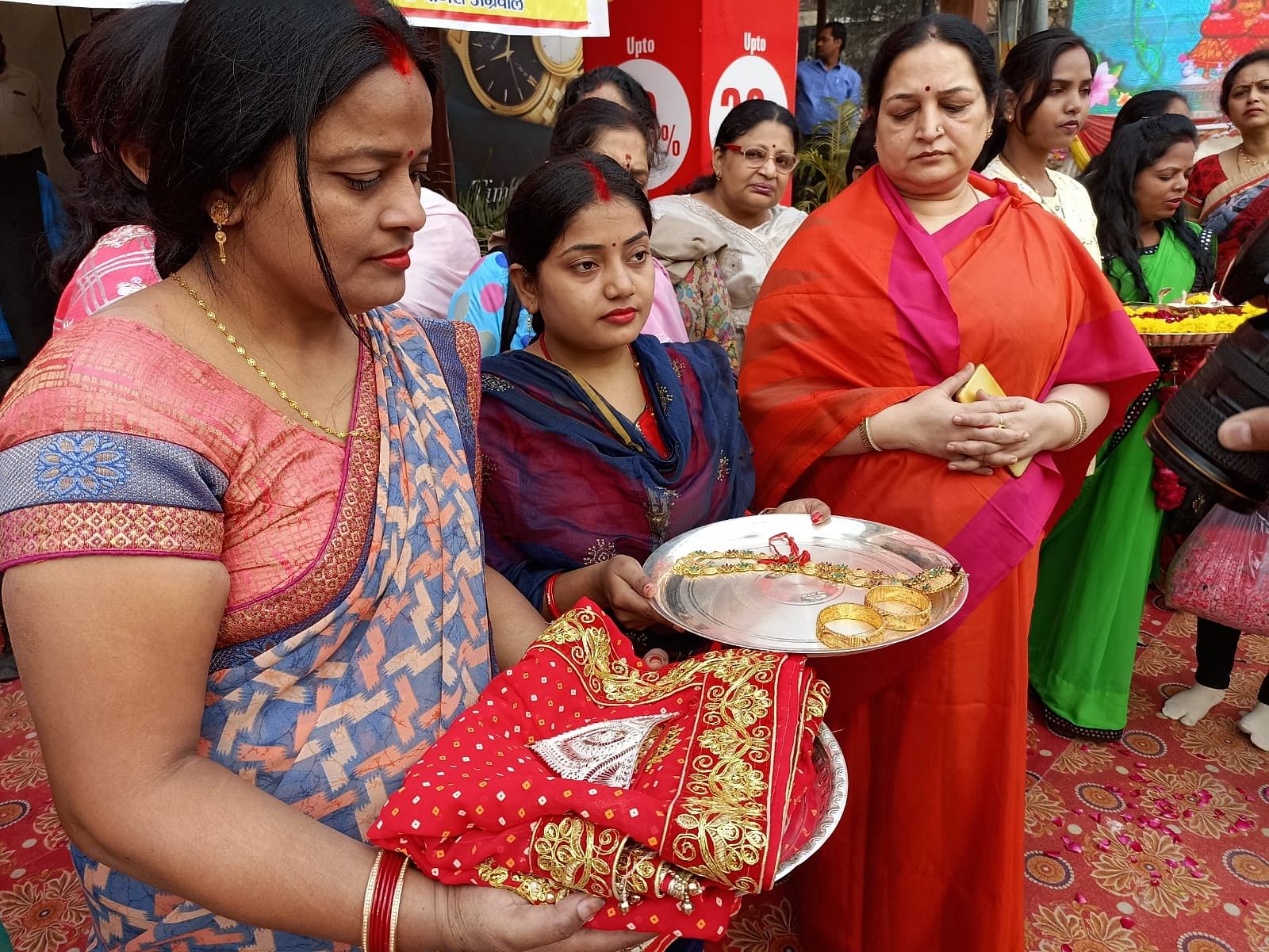 मां अन्नपूर्णा को चांदी का मुकुट, सोने का हार एवं कंगन