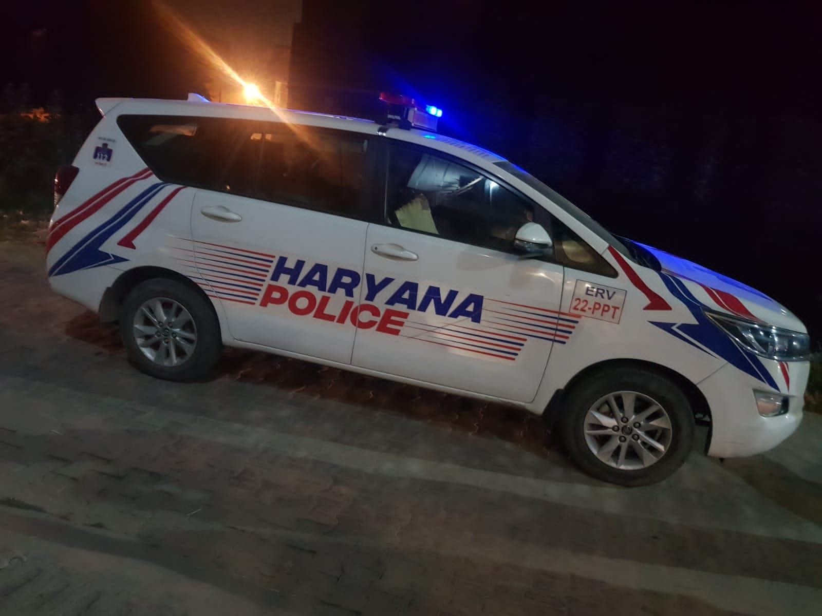 पानीपत। सेक्टर-25 पार्ट-2 स्थित मकान में हुई चोरी के बाद मौके पर पहुंची पुलिस।