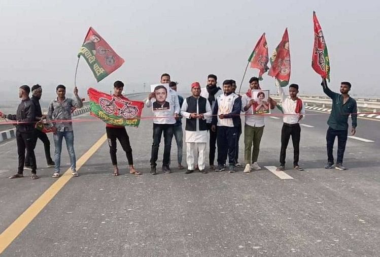 Pekerja Pemimpin Partai Samajwadi Meresmikan Jalan Tol Purvanchal Sebelum Pm Melakukan Perjalanan Bersepeda di Azamgarh