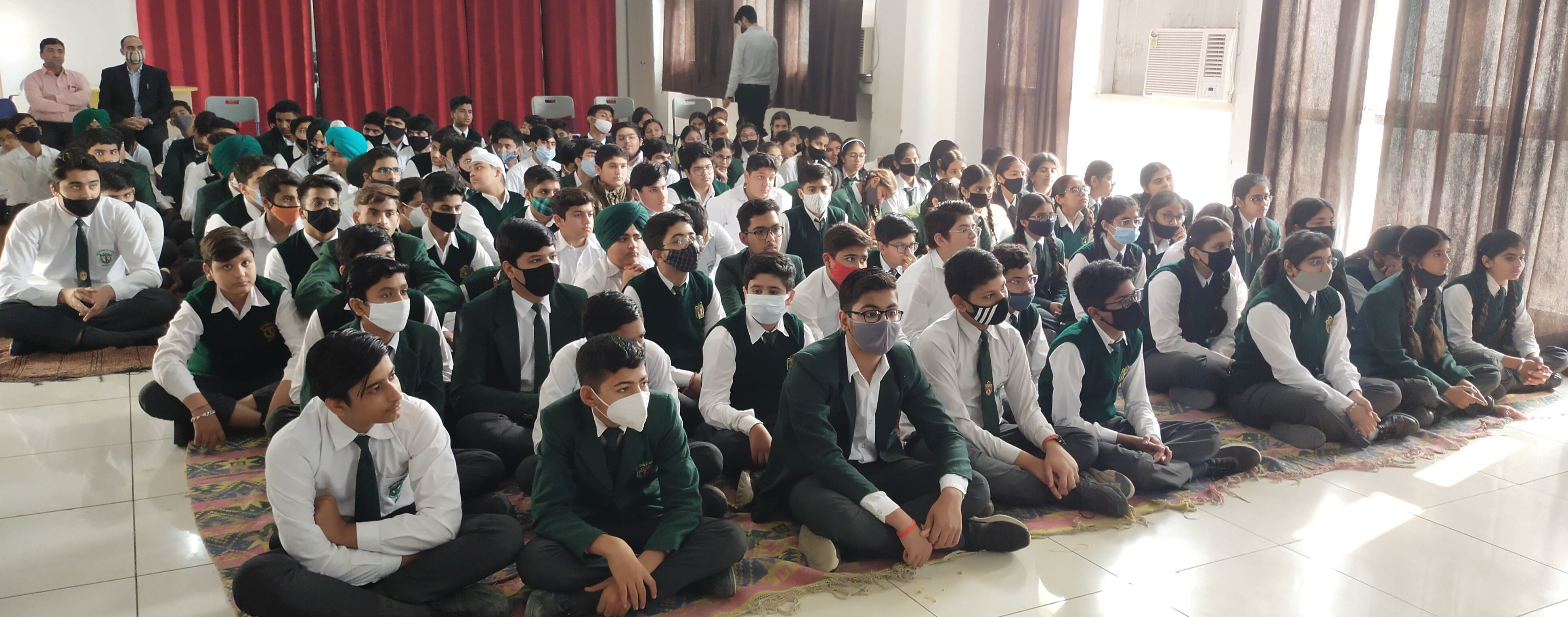 अमर उजाला फाउंडेशन की ओर से दिल्ली पब्लिक स्कूल में आयोजित पुलिस की पाठशाला कार्यक्रम में बैठे व?