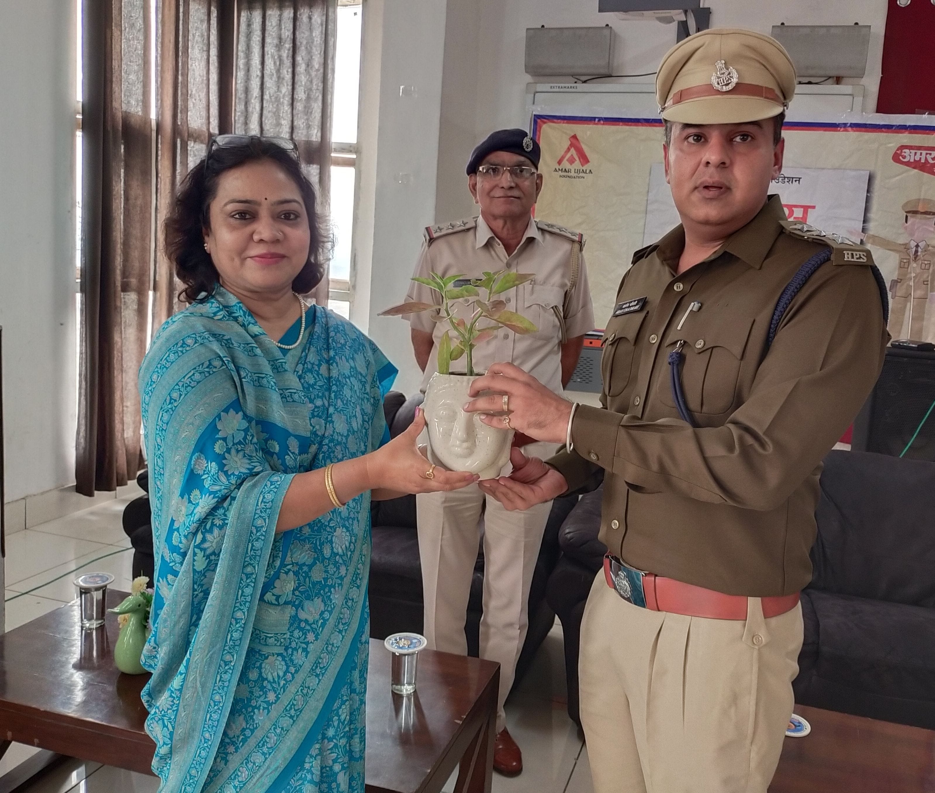 अमर उजाला फाउंडेशन की ओर से दिल्ली पब्लिक स्कूल में आयोजित पुलिस की पाठशाला कार्यक्रम में डीएसप?