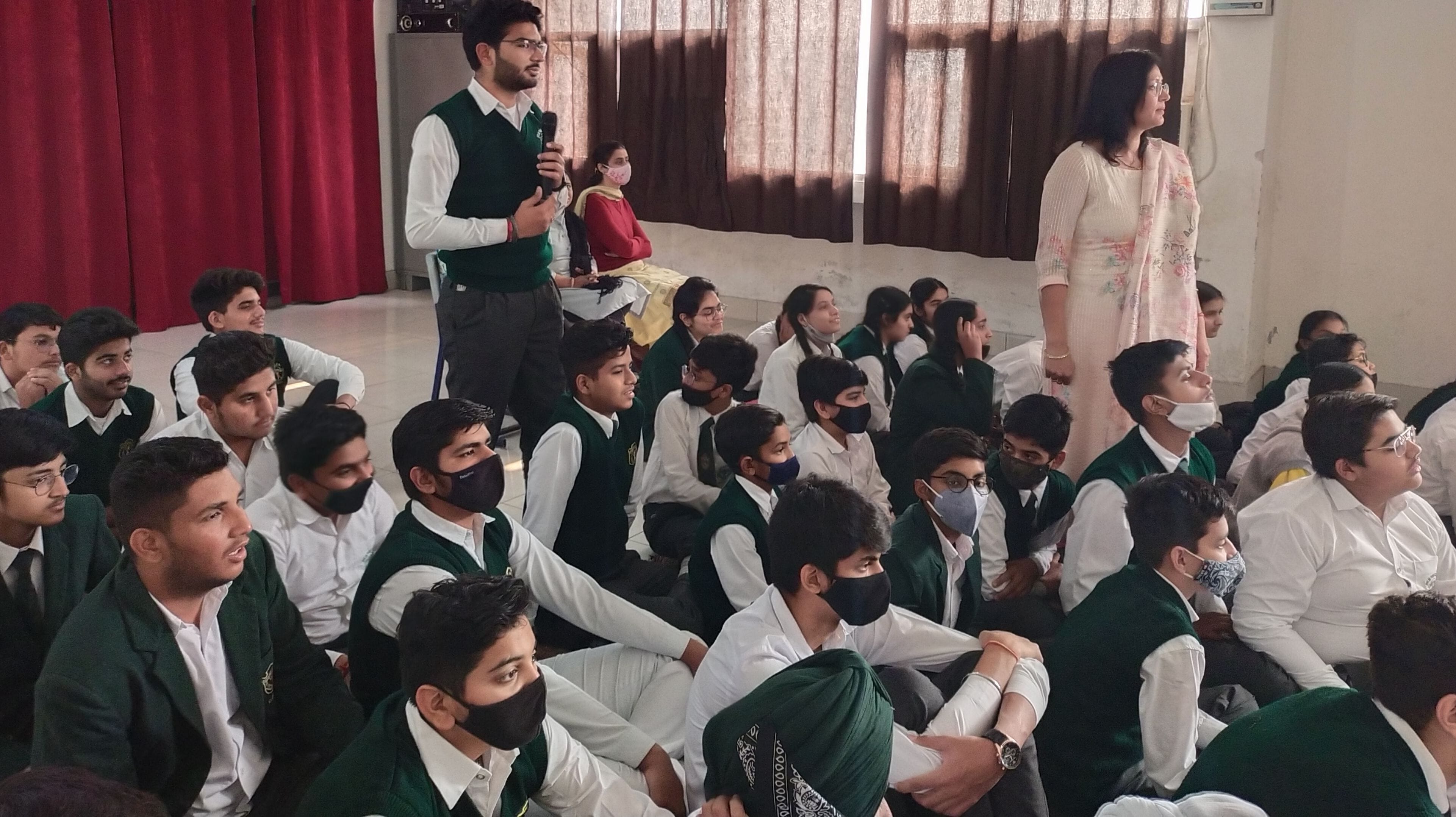 अमर उजाला फाउंडेशन की ओर से दिल्ली पब्लिक स्कूल में आयोजित पुलिस की पाठशाला कार्यक्रम में सवाल क?