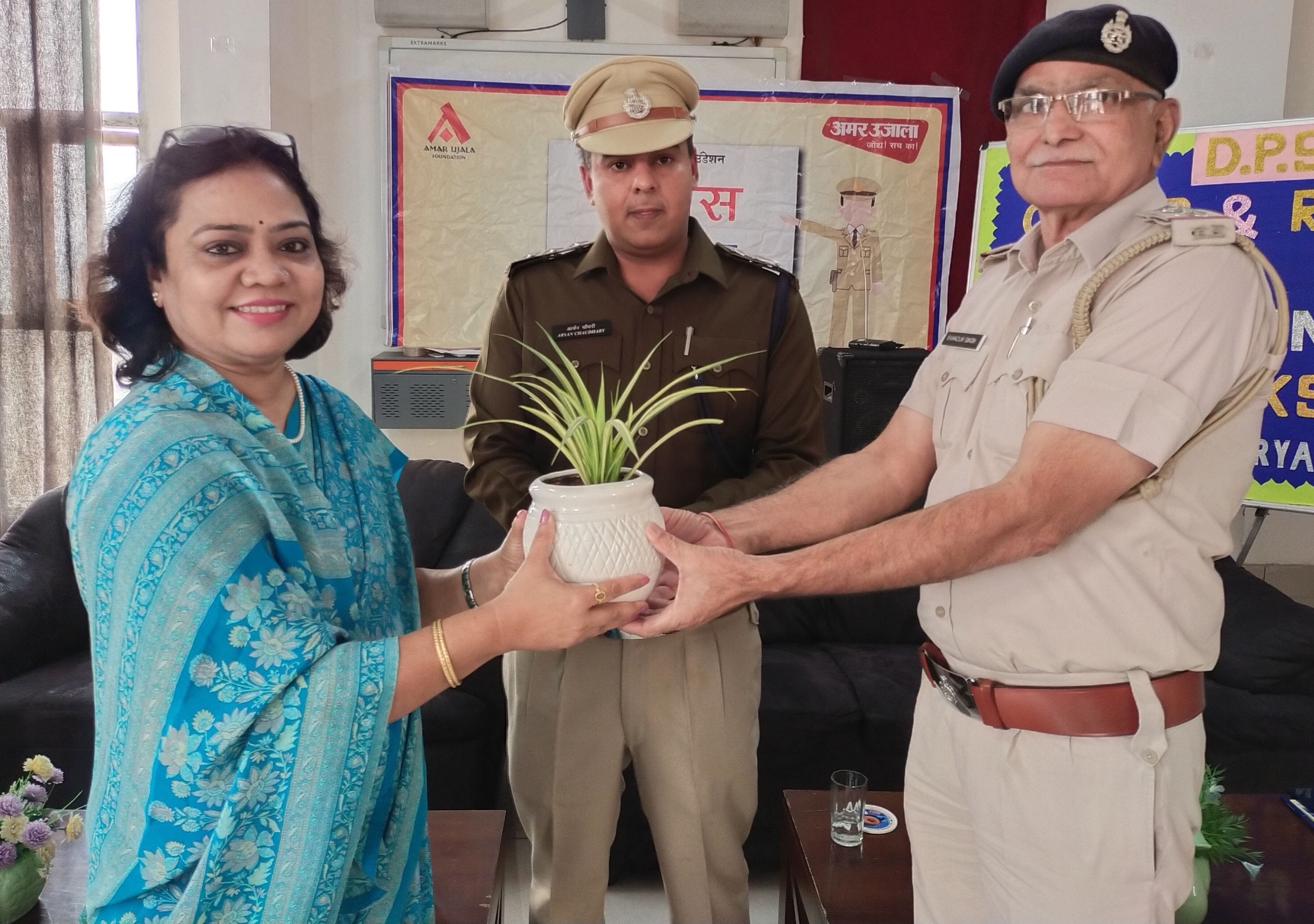 अमर उजाला फाउंडेशन की ओर से दिल्ली पब्लिक स्कूल में आयोजित पुलिस की पाठशाला कार्यक्रम में ट्रैफ?