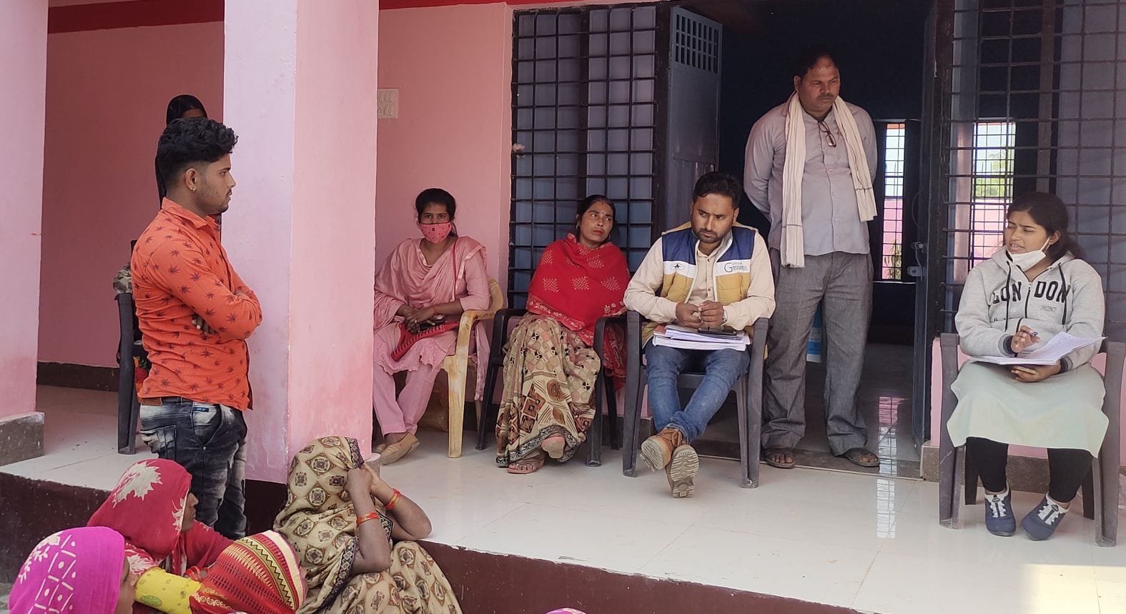 गांव आजाद नगर में पंचायत घर में पट्टाधारकों से पूछताछ करतीं एसडीएम अमृतपुर। संवाद गांव आजाद नगर में पंचायत घर में पट्टाधारकों से पूछताछ करतीं एसडीएम अमृतपुर। संवाद