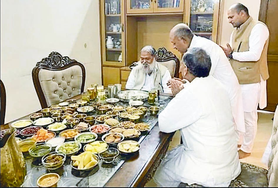 अंबाला छावनी के एक घर में गृह मंत्री अनिल विज के सामने रखे विभिन्न व्यंजनों की फोटो हुई वायरल। अंबाला छावनी के एक घर में गृह मंत्री अनिल विज के सामने रखे विभिन्न व्यंजनों की फोटो हुई वायरल।
