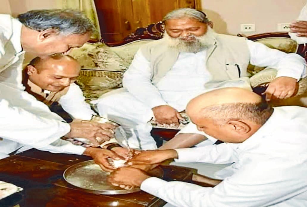 अंबाला छावनी के एक घर में गृह मंत्री अनिल विज के पांव धोते लोगों की फोटो हुई वायरल। अंबाला छावनी के एक घर में गृह मंत्री अनिल विज के पांव धोते लोगों की फोटो हुई वायरल।