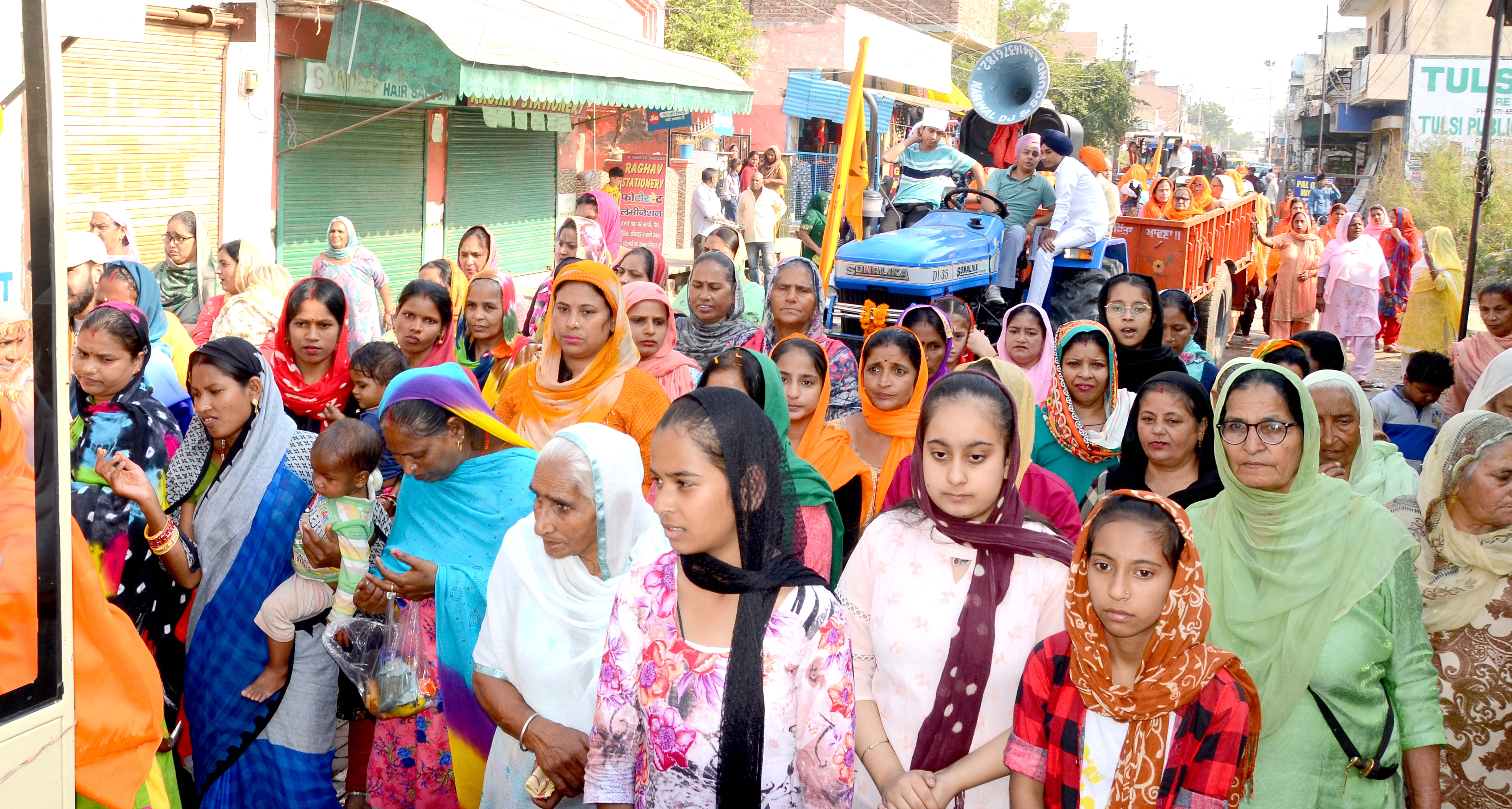 अंबाला सिटी के दुर्गा नगर में श्री गुरू नानक देव जी के प्रकाश उत्सव पर निकाले गए नगर कीर्तन में मौ?