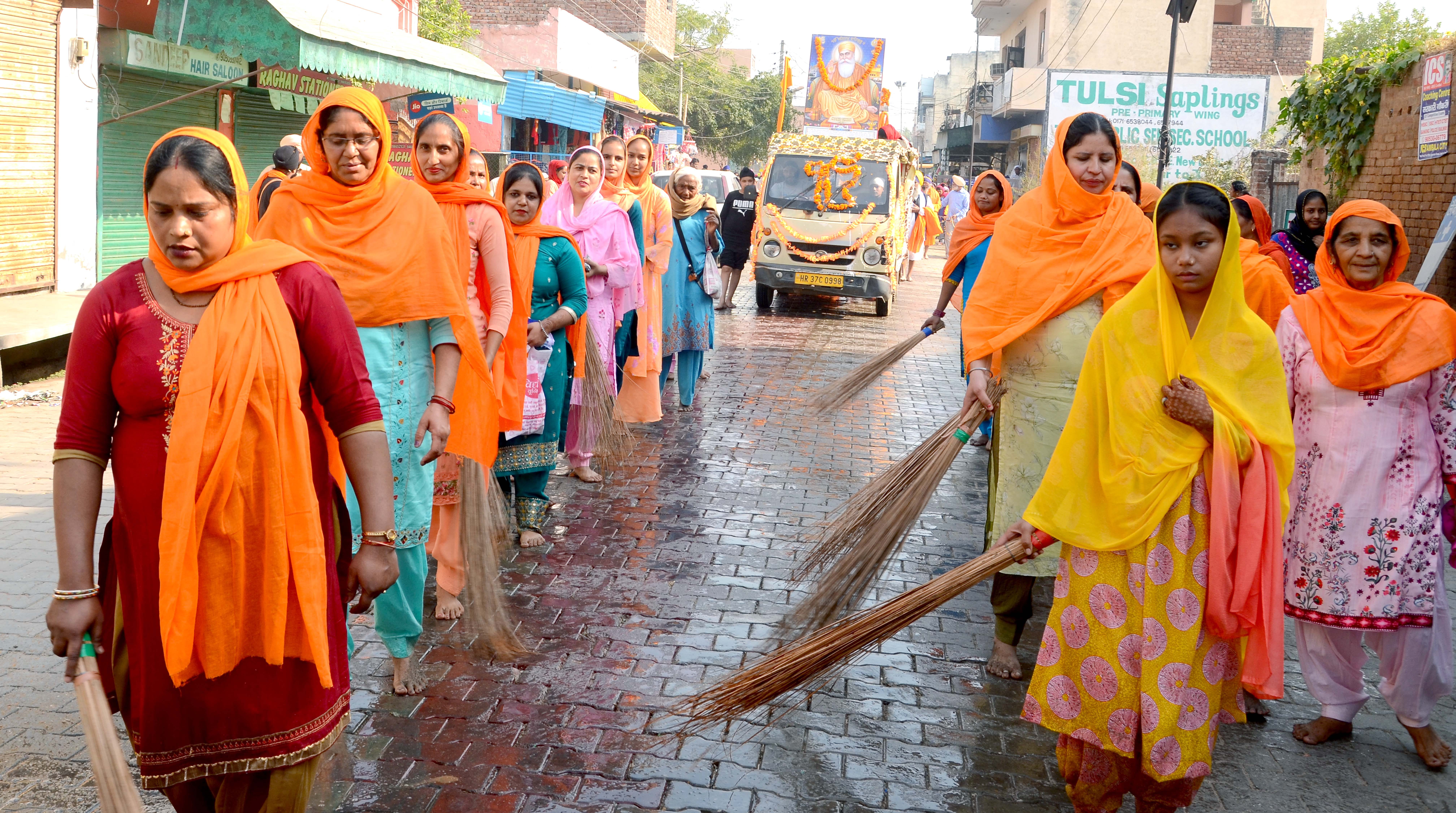 अंबाला सिटी के दुर्गा नगर में श्री गुरू नानक देव जी के प्रकाश उत्सव पर निकाले गए नगर कीर्तन में से?