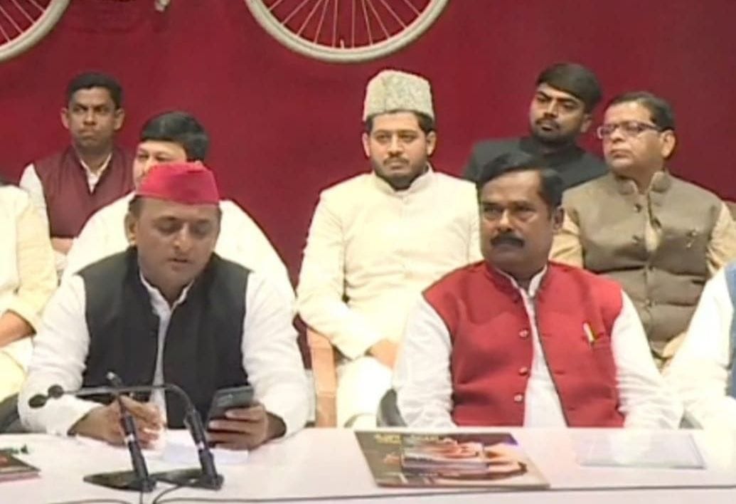 अखिलेश यादव के नेत्रत्व में सपा की सदस्यता लेते एएमयू छात्र नेता यासीन, अदनान। अखिलेश यादव के नेत्रत्व में सपा की सदस्यता लेते एएमयू छात्र नेता यासीन, अदनान।