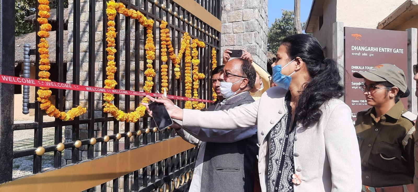 रामनगर कॉर्बेट के धनगढ़ी गेट का फीता काटते विधायक दीवान सिंह बिष्ट व उपनिदेशक कल्याणी। रामनगर कॉर्बेट के धनगढ़ी गेट का फीता काटते विधायक दीवान सिंह बिष्ट व उपनिदेशक कल्याणी।