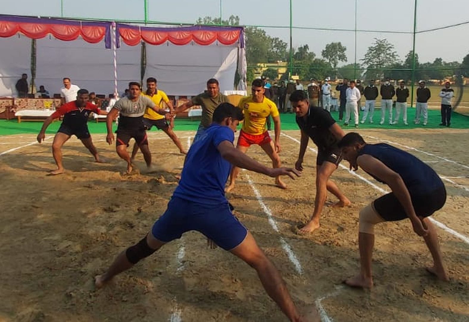 फतेहगढ़ स्थित स्टेडियम में कबड्डी खेलते खिलाड़ी। संवाद फतेहगढ़ स्थित स्टेडियम में कबड्डी खेलते खिलाड़ी। संवाद