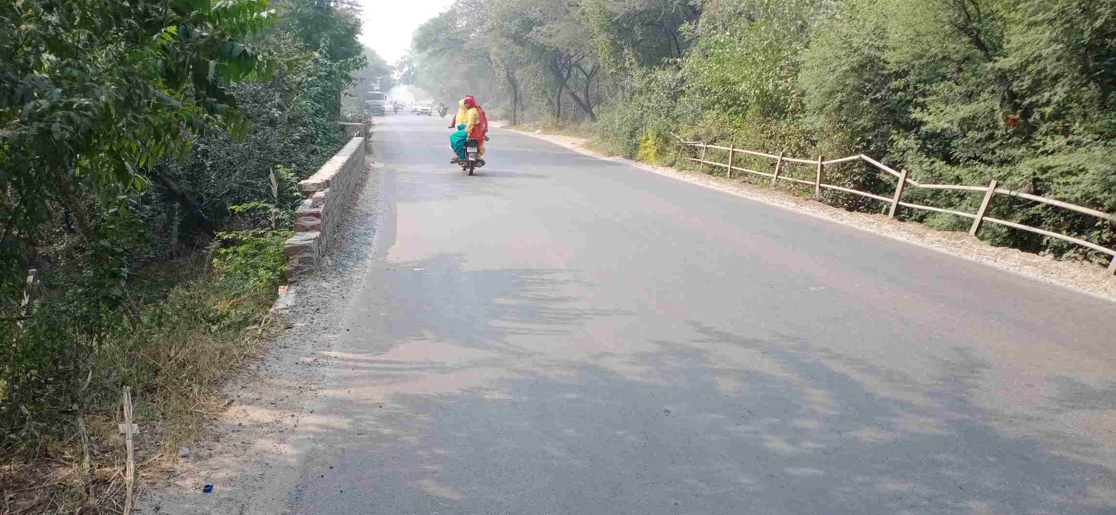  रेवाड़ी रोड पर कृष्णावती नदी पर बने पुल की टूटी सुरक्षा दीवार। संवाद