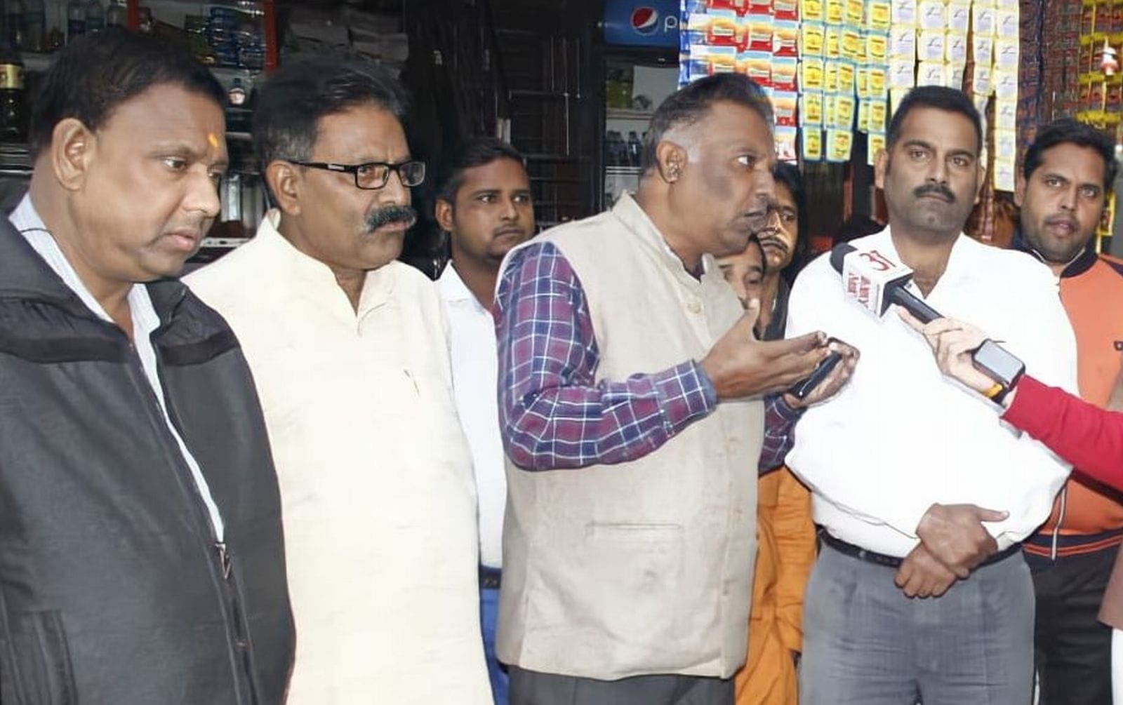 रोडवेज बस स्टैंड पर चाय पर चर्चा करते शहर के नागरिक। संवाद