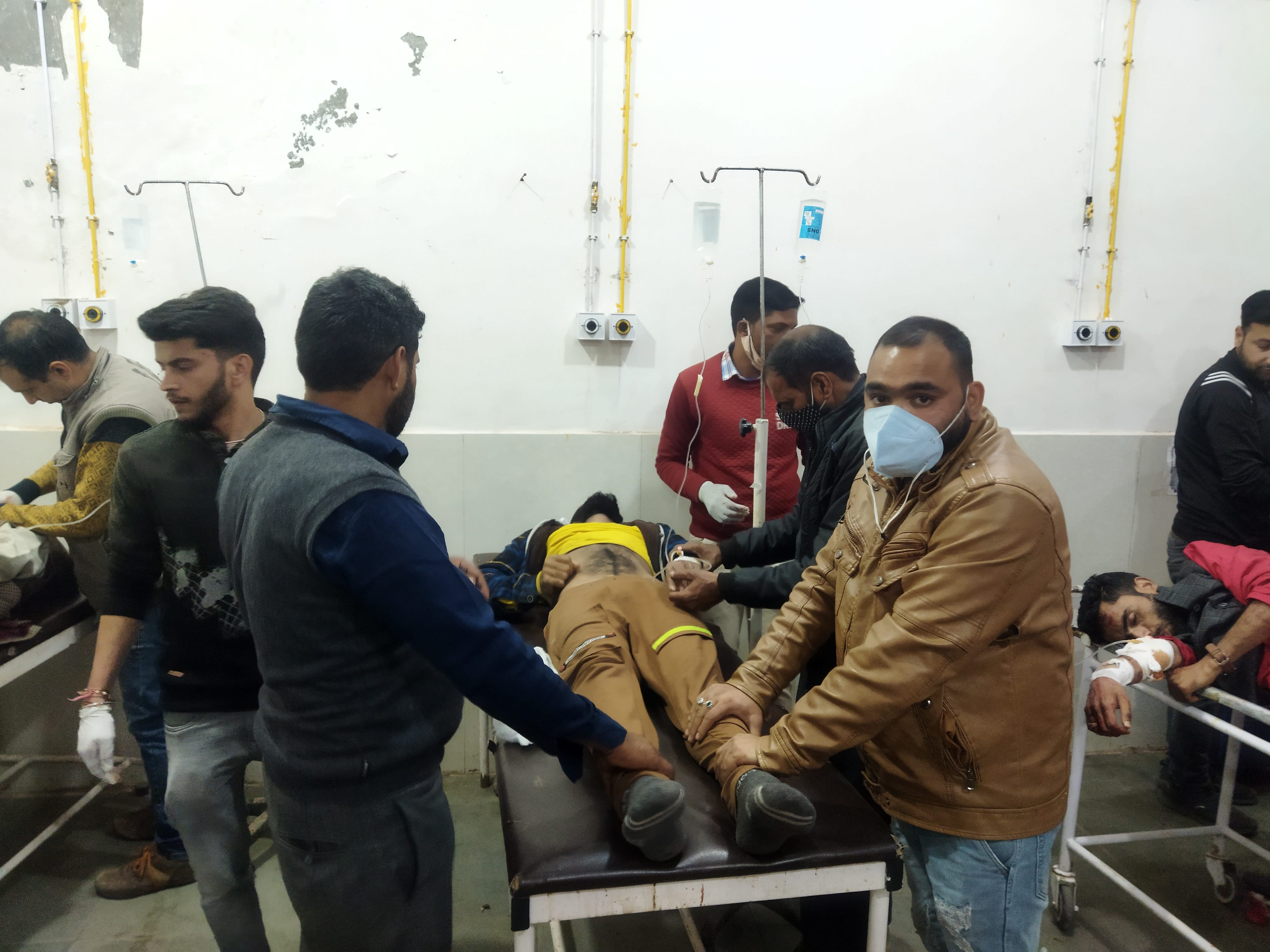 चिनैनी सीएचसी में घायलों का उपचार करते स्वास्थ्य कर्मी :- संवाद चिनैनी सीएचसी में घायलों का उपचार करते स्वास्थ्य कर्मी :- संवाद