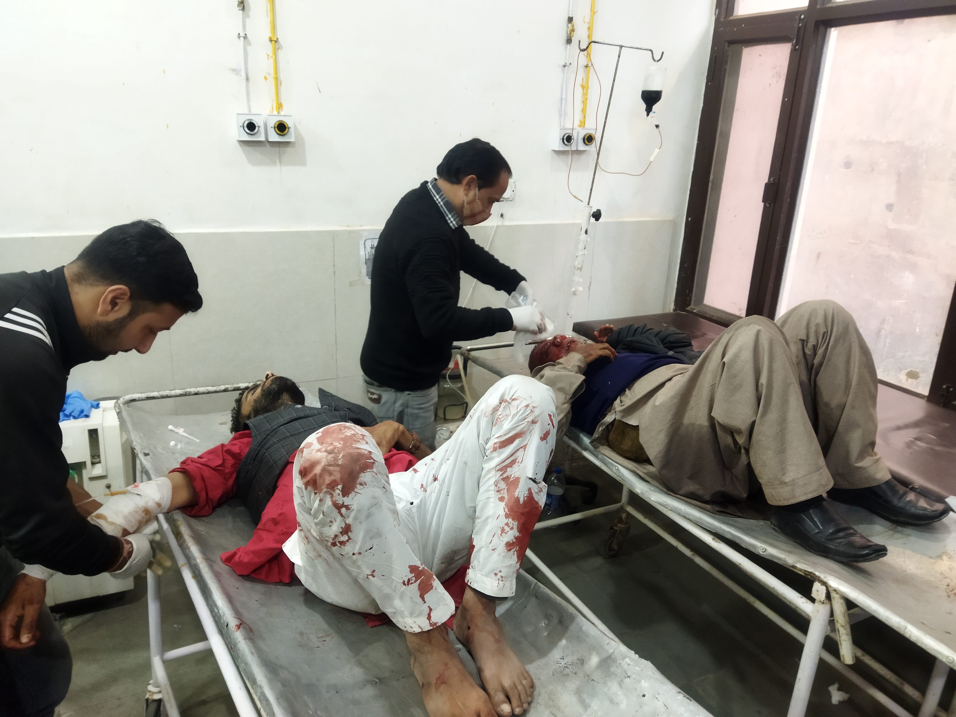 चर नैनी सीएचसी में घायलों का उपचार करते स्वास्थ्य कर्मी :- संवाद चर नैनी सीएचसी में घायलों का उपचार करते स्वास्थ्य कर्मी :- संवाद