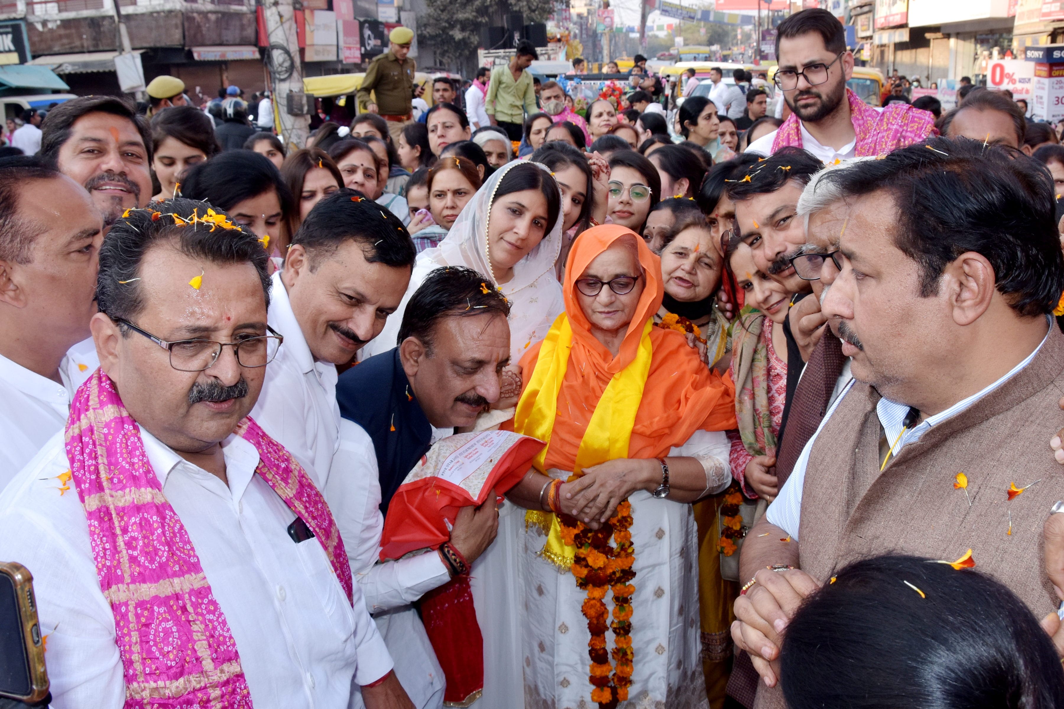 कोर्ट रोड़ से निकली नकुड वाले बाबा की शोभा यात्रा का स्वागत करते पूर्व विधायक राजीव गुंबर कोर्ट रोड़ से निकली नकुड वाले बाबा की शोभा यात्रा का स्वागत करते पूर्व विधायक राजीव गुंबर