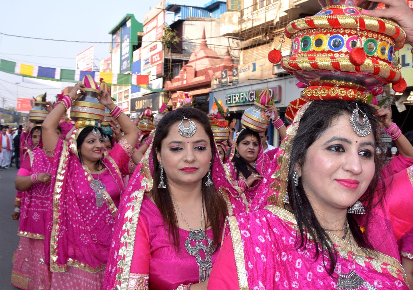 कोर्ट रोड से निकली नकुड वाले बाबा की शोभा यात्रा में मंगल कलश कलश लिये महिलाएं कोर्ट रोड से निकली नकुड वाले बाबा की शोभा यात्रा में मंगल कलश कलश लिये महिलाएं
