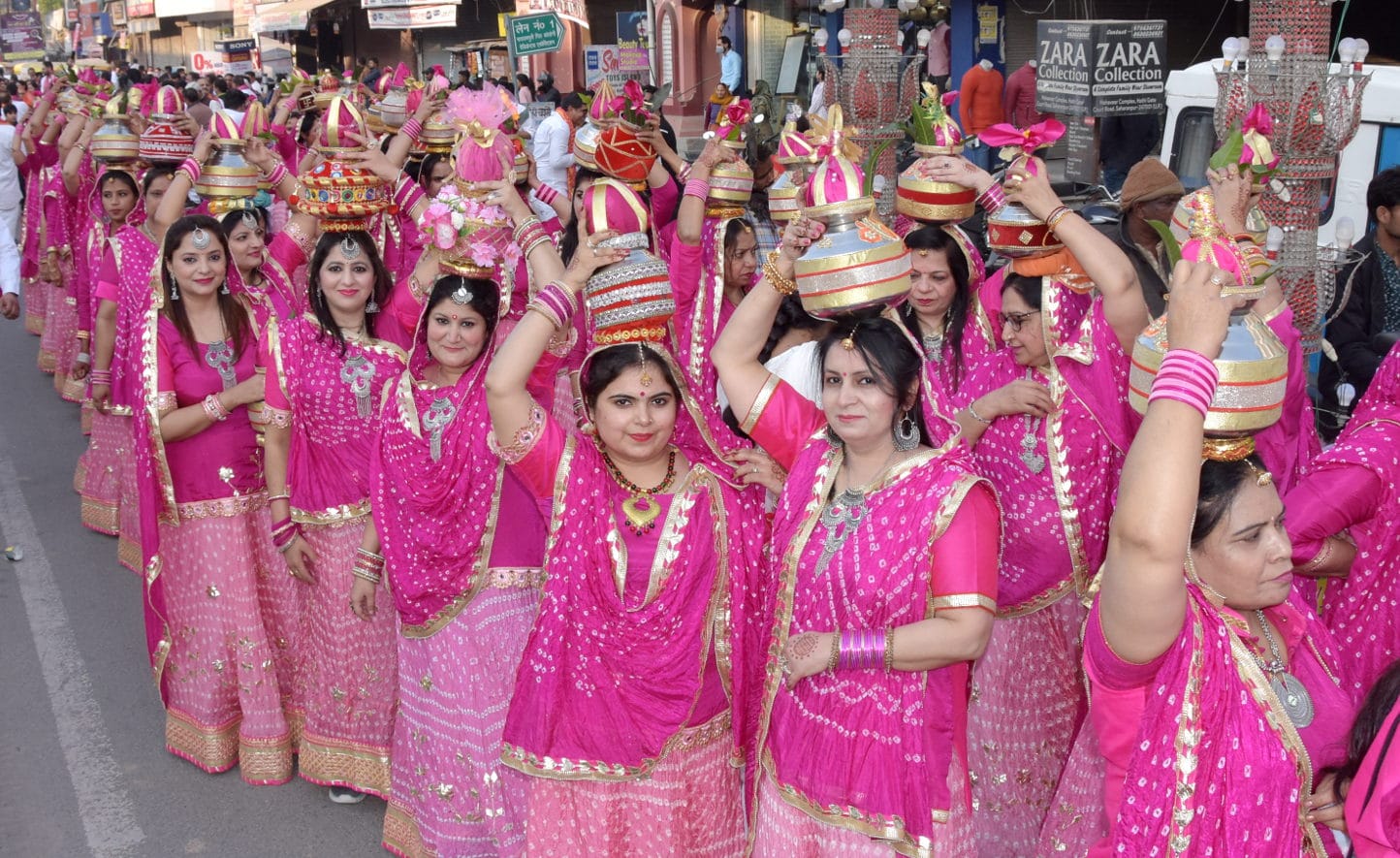 कोर्ट रोड़ से निकली नकुड वाले बाबा की शोभा यात्रा में मंगल कलश कलश लिए महिलाएं कोर्ट रोड़ से निकली नकुड वाले बाबा की शोभा यात्रा में मंगल कलश कलश लिए महिलाएं