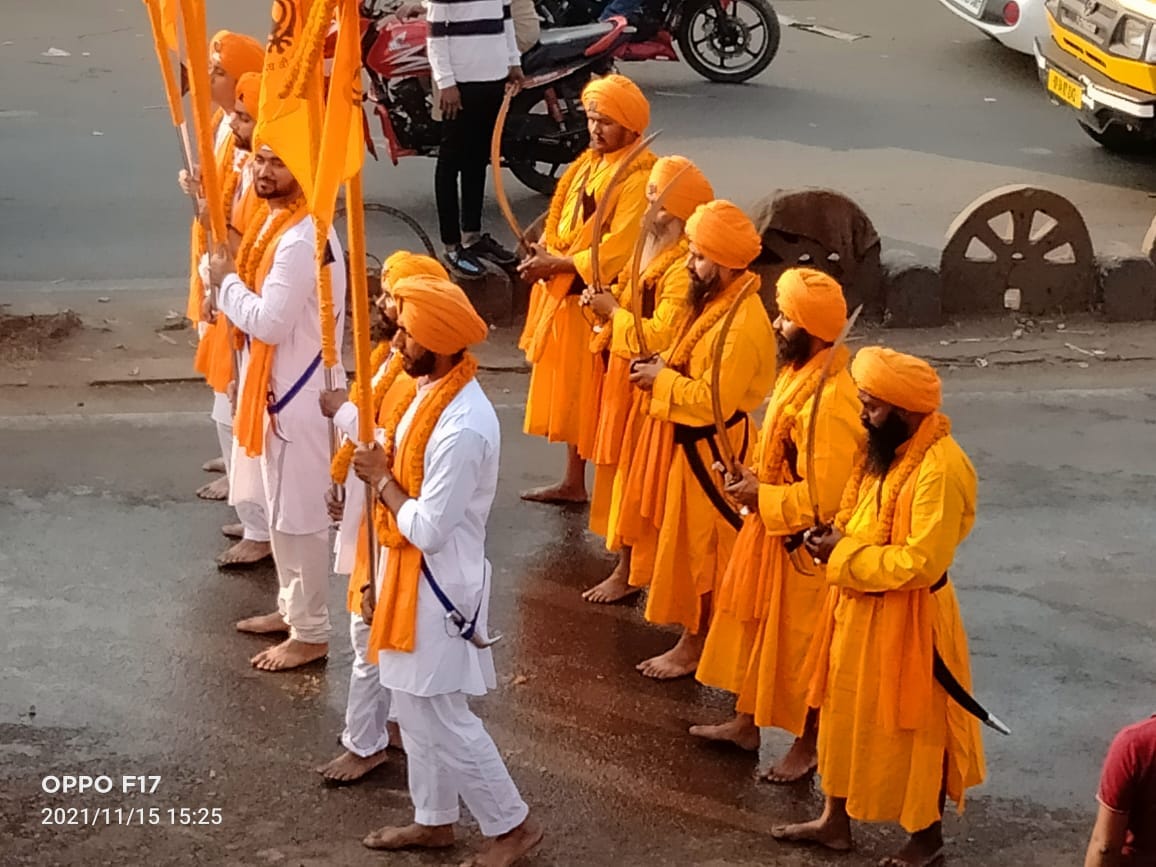 रेणुकूट में गुरुनानक देव के प्रकाश पर्व पर पंचप्यारे की निकली शोभा यात्रा। रेणुकूट में गुरुनानक देव के प्रकाश पर्व पर पंचप्यारे की निकली शोभा यात्रा।