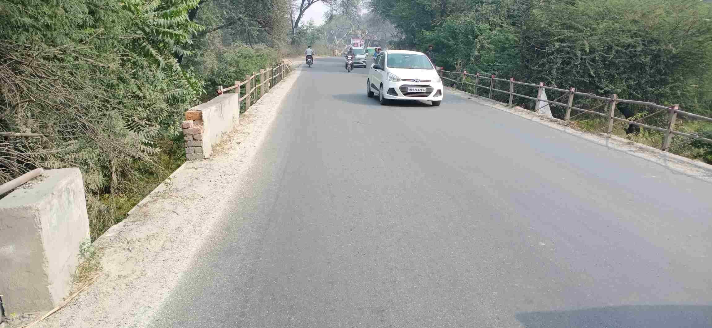 रेवाड़ी रोड पर कृष्णावती नदी पर टूटी पुल की सेफ्टी दीवार। संवाद