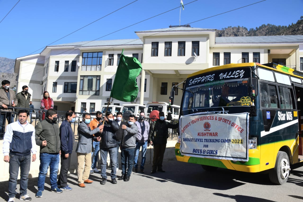 फोटो...किश्तवाड़ से पाडर के लिए एक ट्रकिंग दल को रवाना करते जिला उपायुक्त किश्तवाड़।