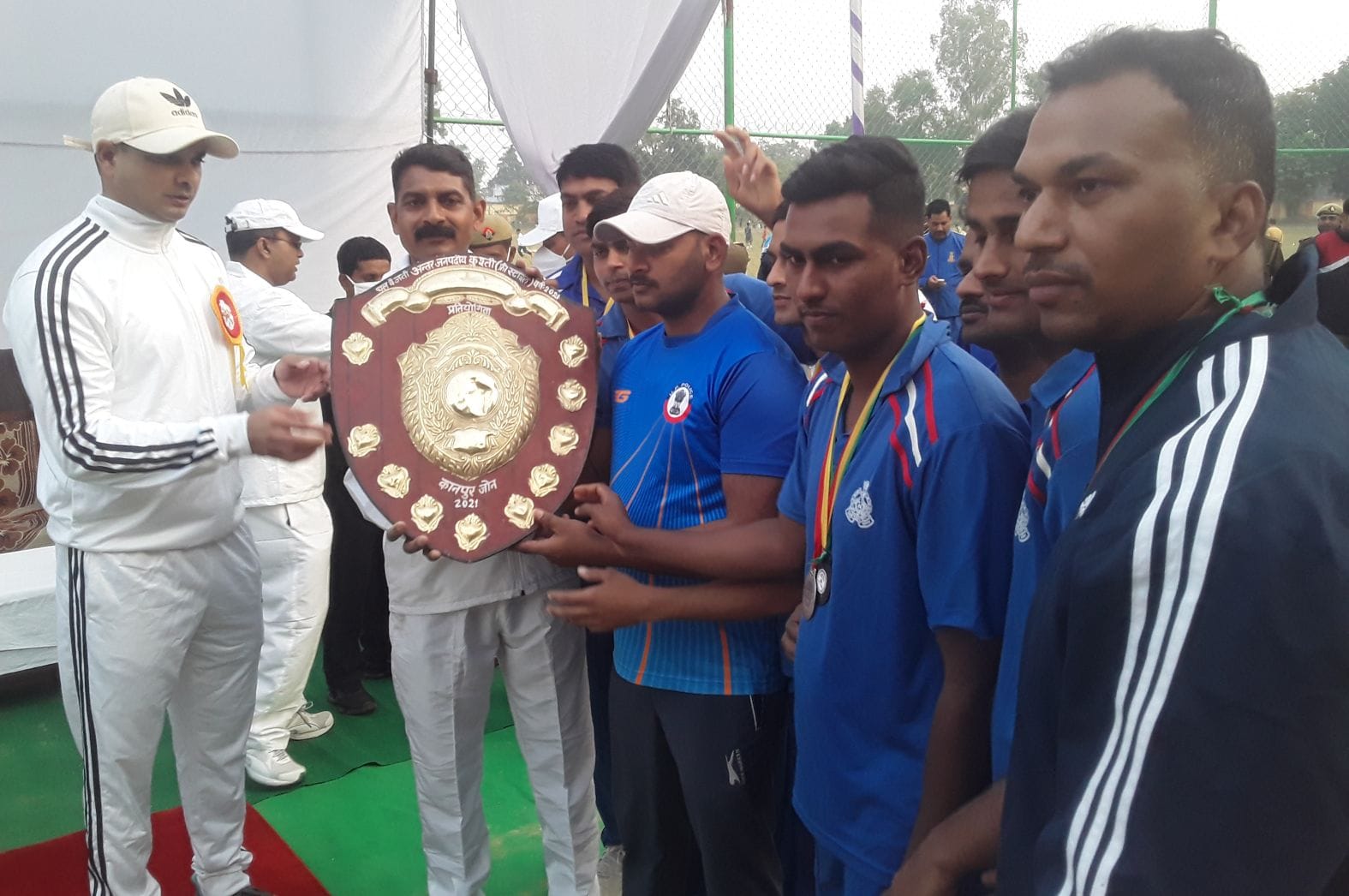 फतेहगढ़ स्थित स्टेडियम में उपविजेता कानपुर कबड्डी टीम को शील्ड देते एसपी अशोक कुमार मीणा। संवाद फतेहगढ़ स्थित स्टेडियम में उपविजेता कानपुर कबड्डी टीम को शील्ड देते एसपी अशोक कुमार मीणा। संवाद