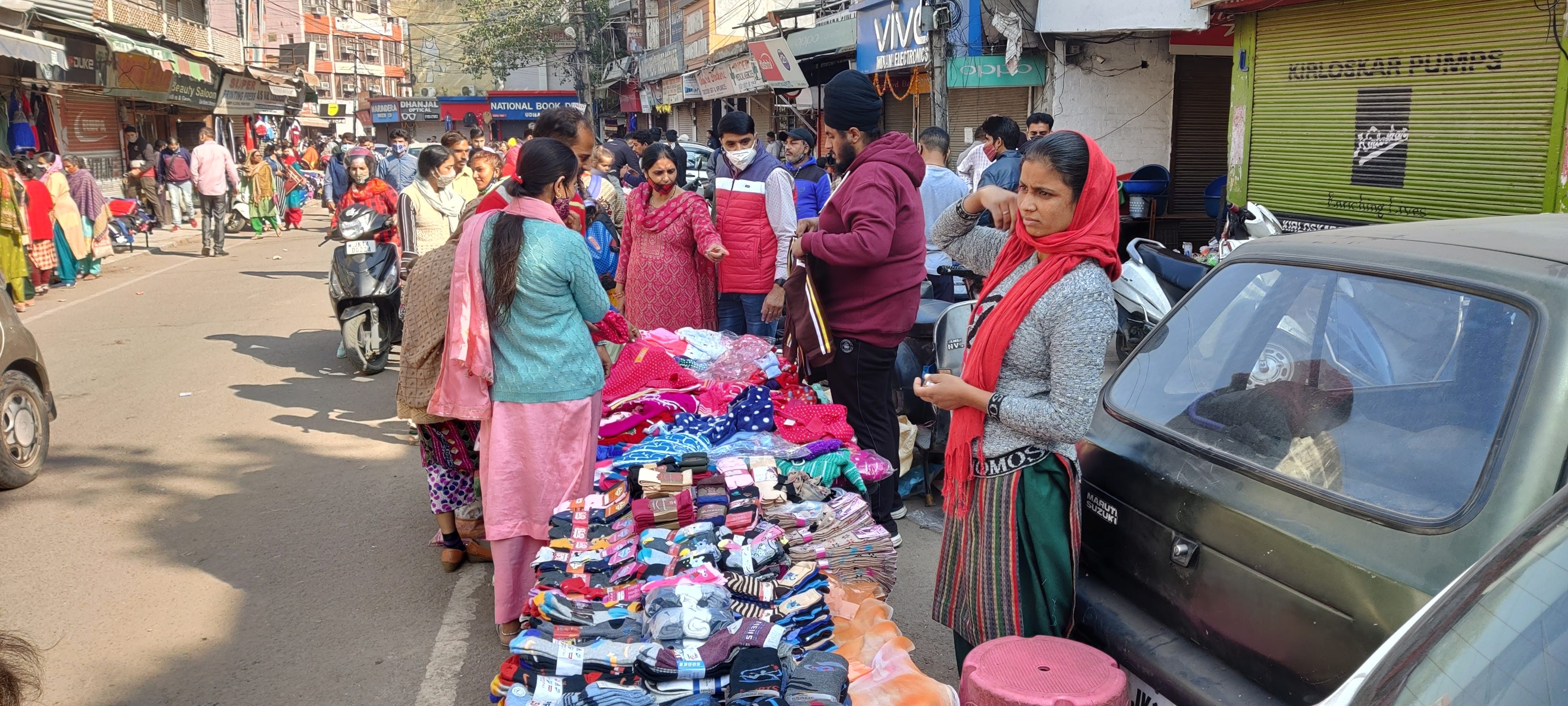 उधमपुर के गोल मार्केट में मंडे मार्केट में खरीदारी करते लोग उधमपुर के गोल मार्केट में मंडे मार्केट में खरीदारी करते लोग