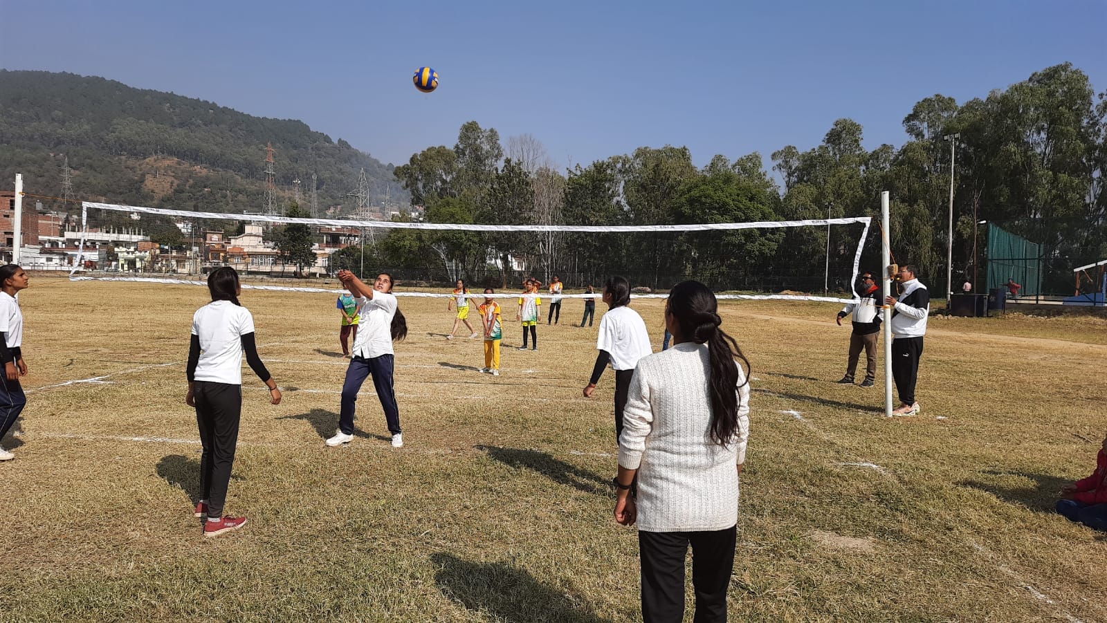 उधमपुर के सुभाष स्टेडियम में वालीबाल के मुकाबले में हिस्सा लेते खिलाड़ी उधमपुर के सुभाष स्टेडियम में वालीबाल के मुकाबले में हिस्सा लेते खिलाड़ी