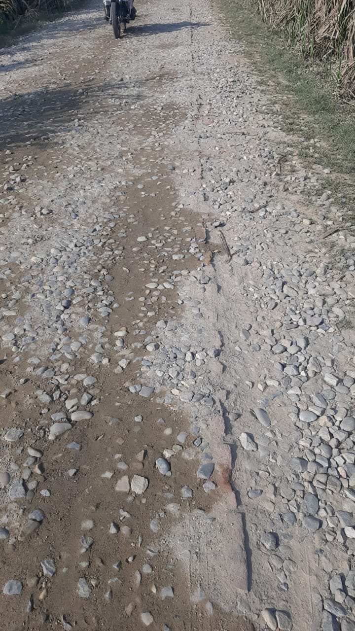 उखड़ा पड़ा सर्विस मार्ग उखड़ा पड़ा सर्विस मार्ग