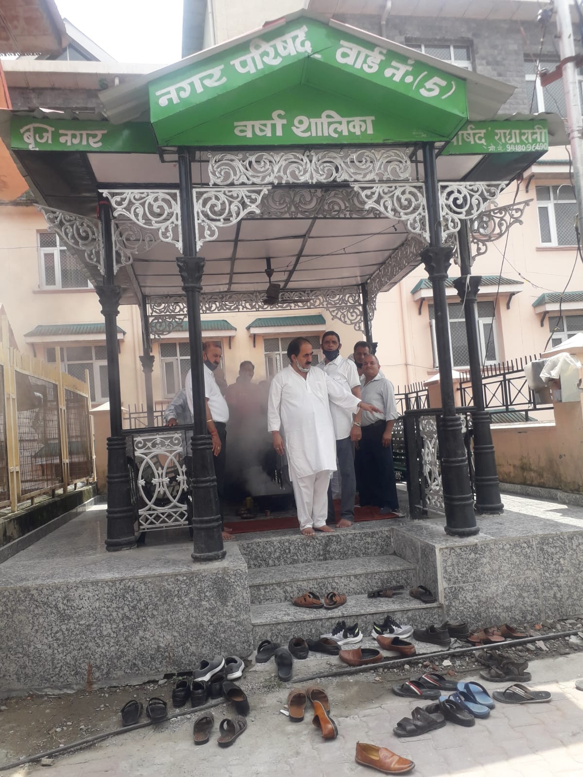 19 अगस्त 2021 को वार्ड नंबर पांच की पार्षद राधा रानी और पूर्व पार्षद समेत वार्ड के स्थानीय लोग वर्षाश?