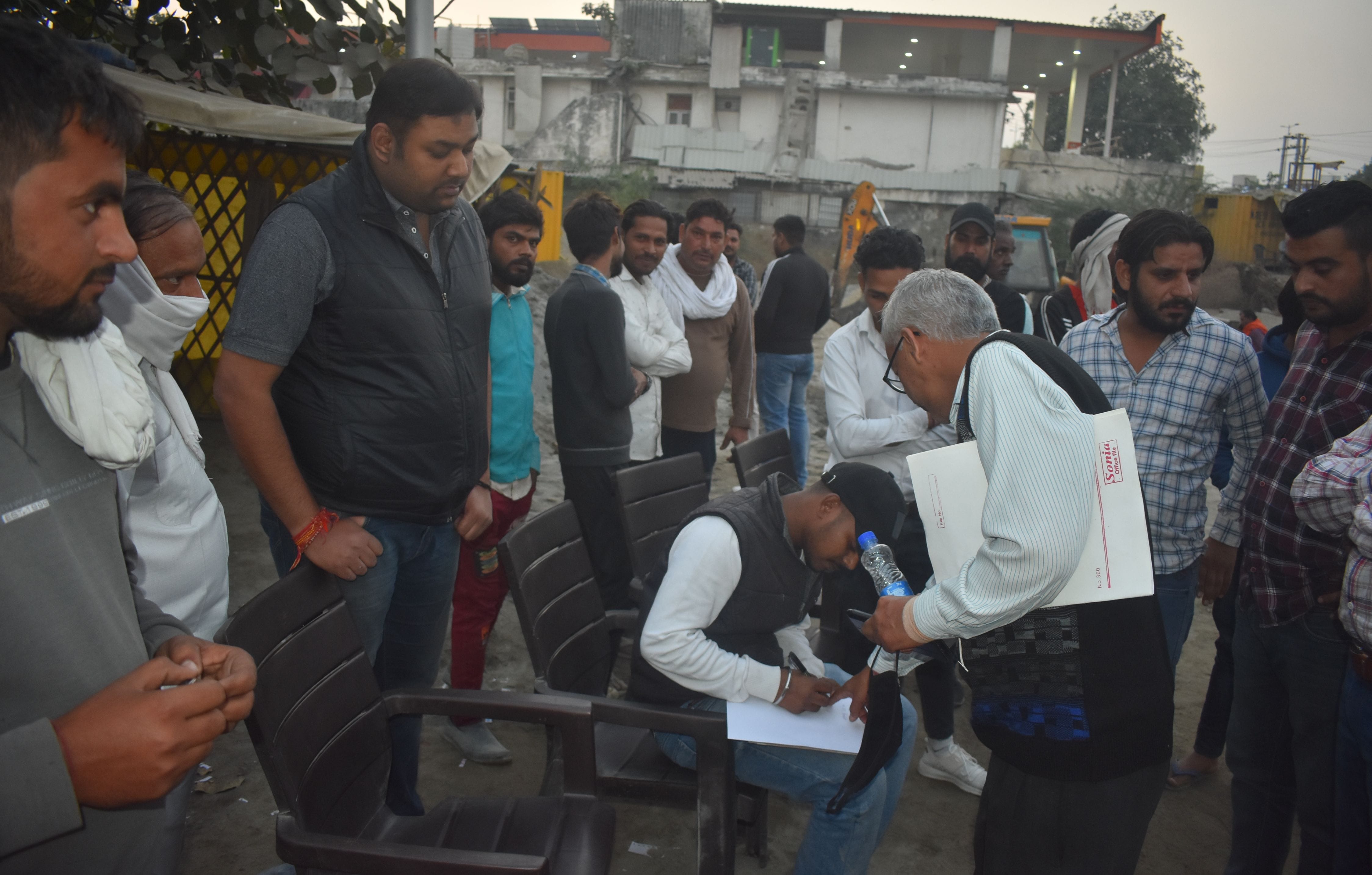 पानीपत। सेक्टर-25 स्थित मलिक पेट्रोल पंप के पिछे ट्रांस्पोट्र नगर में पड़ी हुई रेत की उठाने की कार? पानीपत। सेक्टर-25 स्थित मलिक पेट्रोल पंप के पिछे ट्रांस्पोट्र नगर में पड़ी हुई रेत की उठाने की कार?