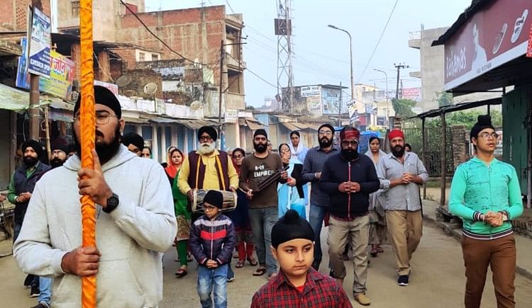 Orang-orang Komunitas Sikh Melakukan Shabad-kirtan Di Prabhat Pheri