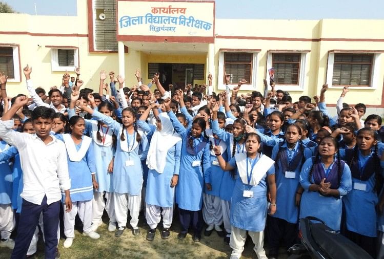 Anak-anak Sekolah Duduk Di Dharna Meninggalkan Ujian Di Siddharth Nagar