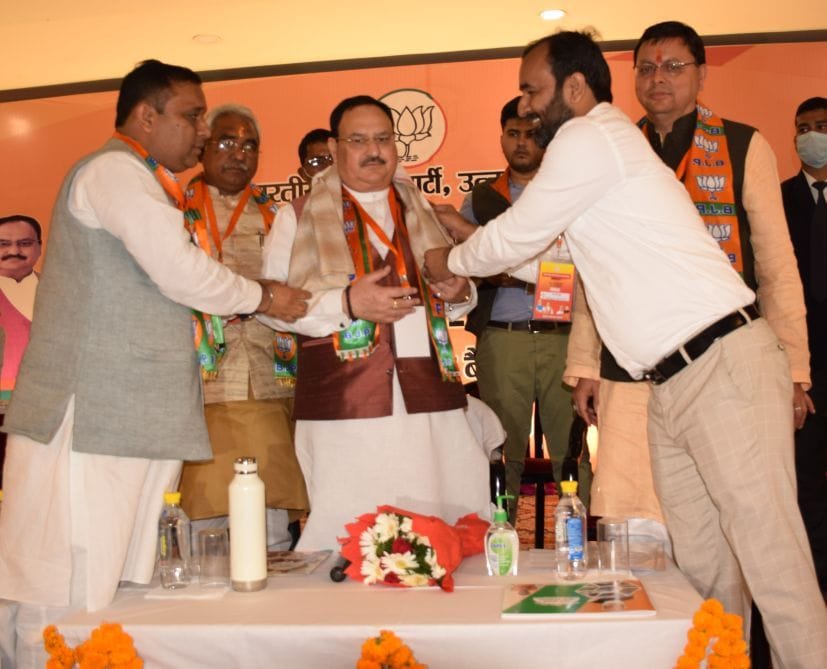 भाजपा राष्ट्रीय अध्यक्ष को सम्मानित करते चुनाव प्रबंधन समिति के प्रदेश सह संयोजक भारतभूषण चुघ ।