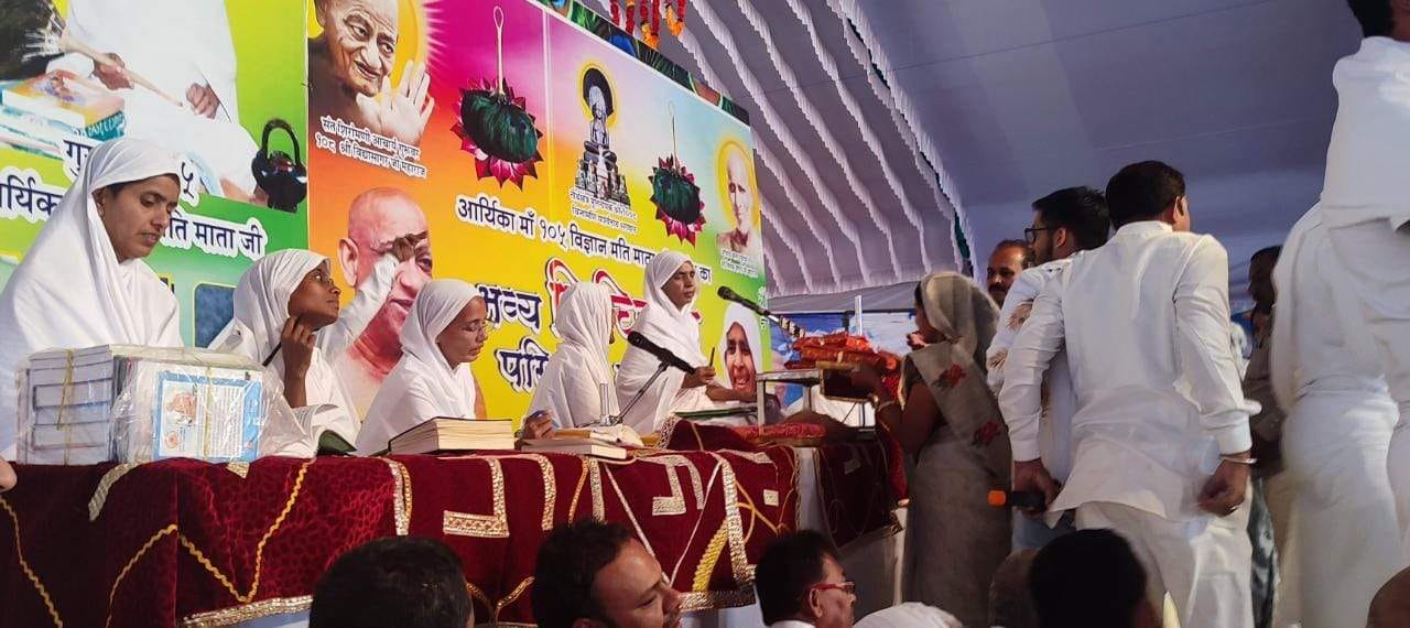 नगर पंचायत अध्यक्ष शास्त्र भेंट करते हुए नगर पंचायत अध्यक्ष शास्त्र भेंट करते हुए