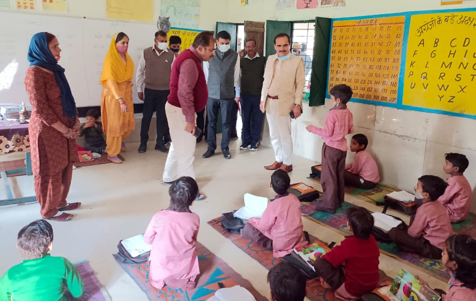 अमरोहा में निरीक्षण के दौरान प्राथमिक विद्यालय में बच्चे से पहाड़े सुनते नोडल अधिकारी मनीष चौहा अमरोहा में निरीक्षण के दौरान प्राथमिक विद्यालय में बच्चे से पहाड़े सुनते नोडल अधिकारी मनीष चौहा