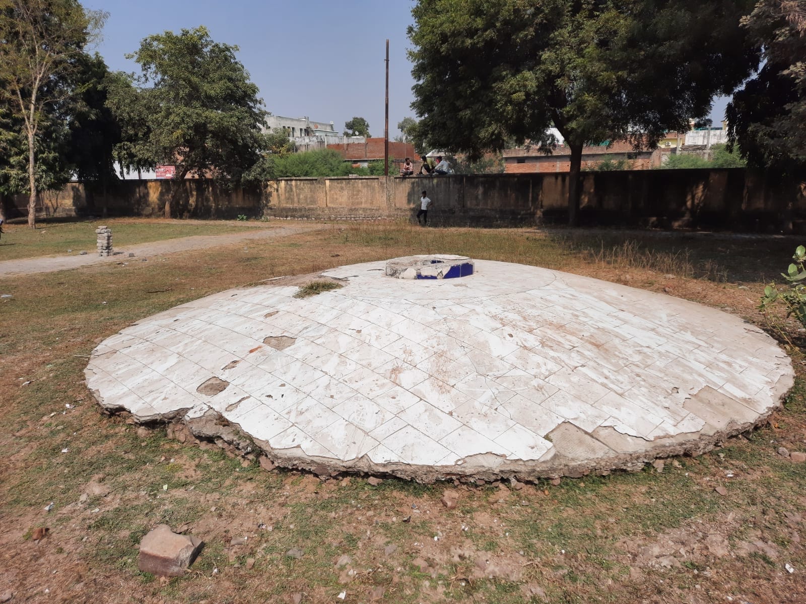 पार्क में अधूरा पड़ा फव्वारा