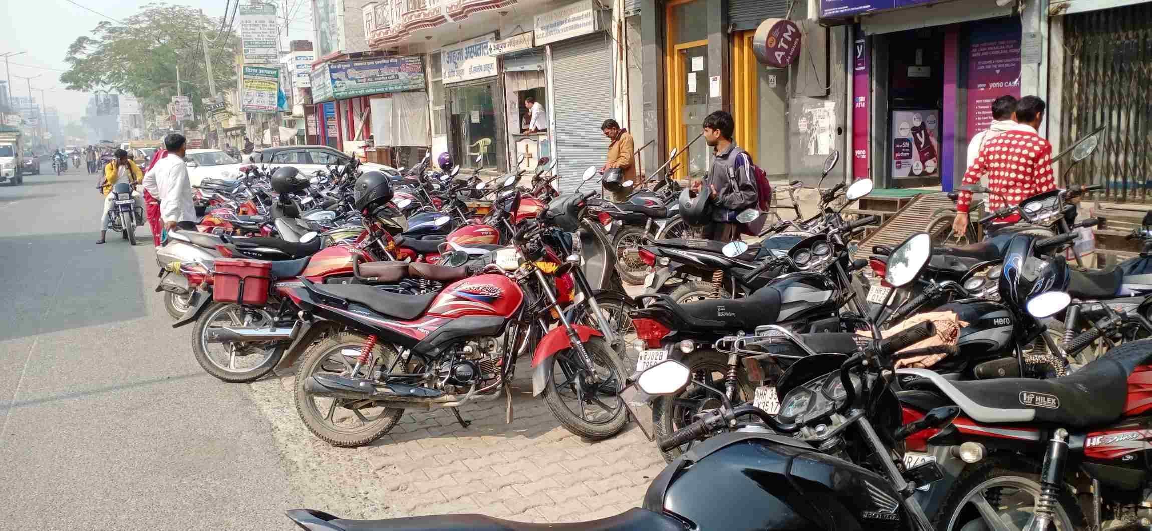  रेवाड़ी रोड पर अव्यवस्थित तरीके से खड़े वाहन। संवाद