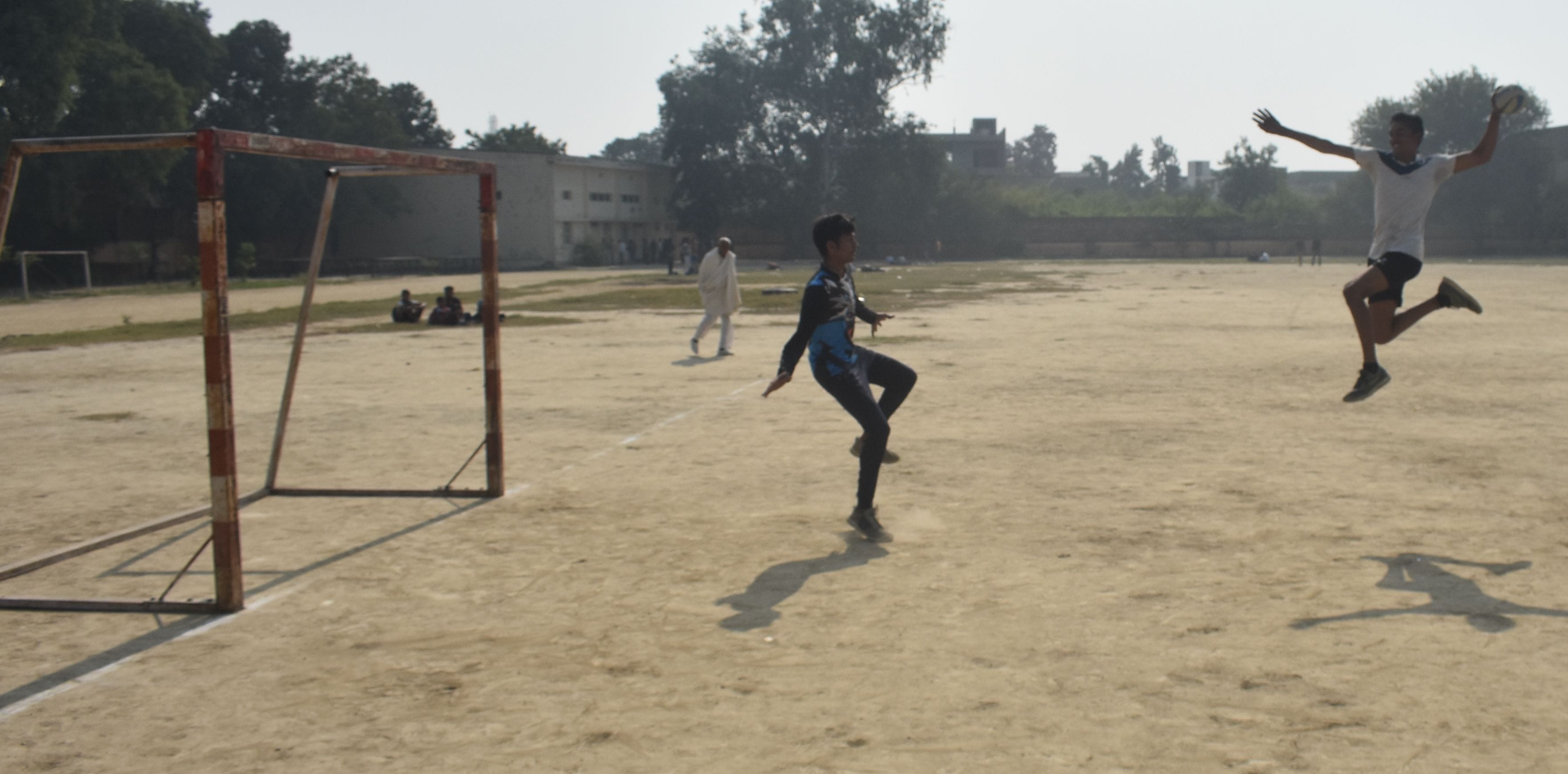 पानीपत। पानीपत शिवाजी स्टेडियम में आयोजित हेंड बॉल प्रतियोगिता के दौरान खेलते हुए खिलाड़ी। पानीपत। पानीपत शिवाजी स्टेडियम में आयोजित हेंड बॉल प्रतियोगिता के दौरान खेलते हुए खिलाड़ी।