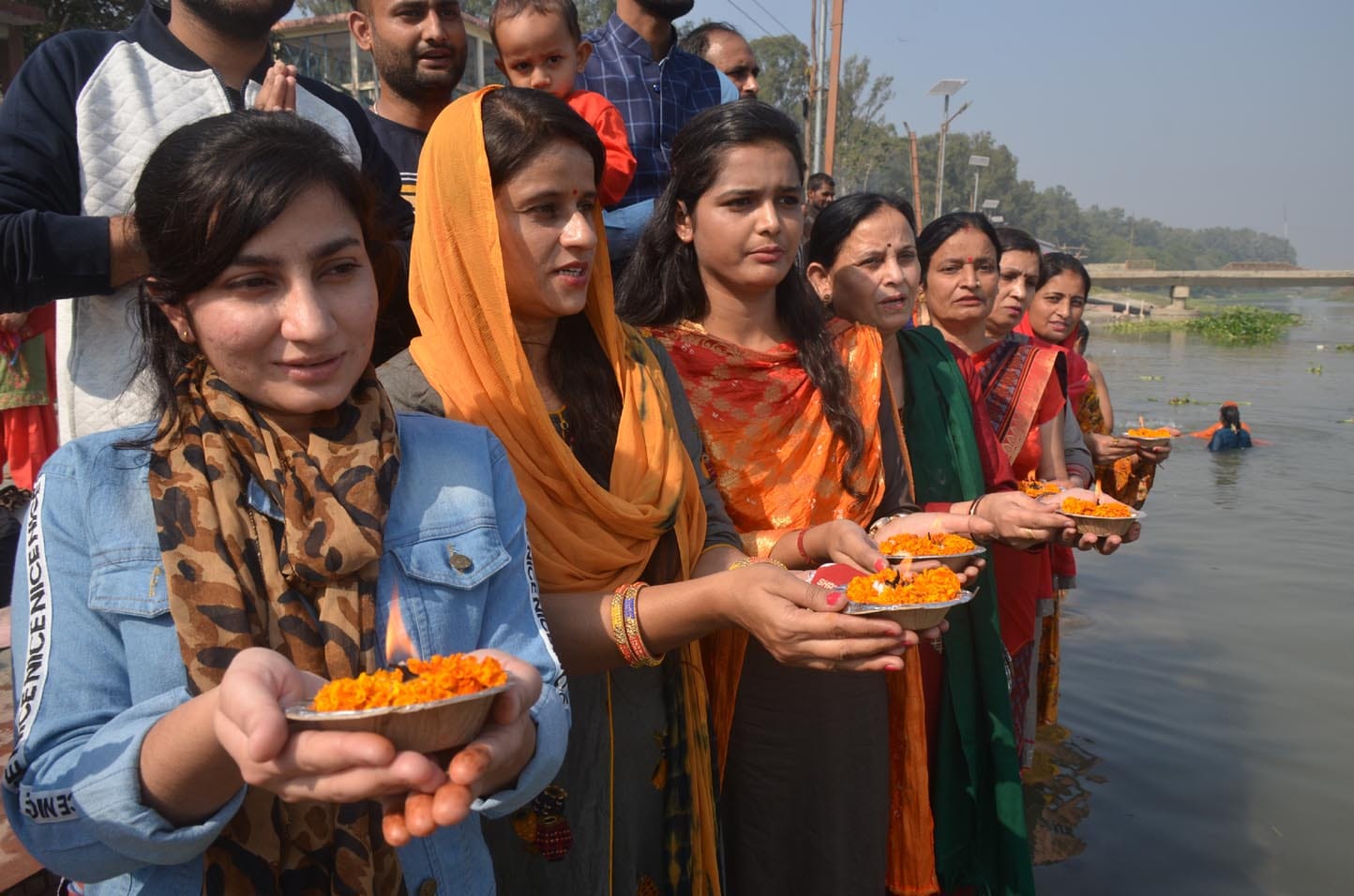 शुकतीर्थ गंगा घाट पर स्नान के बाद जल अर्पण करतीं श्रद्धालु।