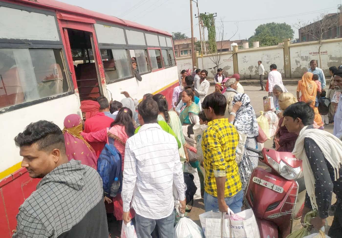 बस में पहले चढ़ने के लिए जद्दोजहद करते मुसाफिर। बस में पहले चढ़ने के लिए जद्दोजहद करते मुसाफिर।