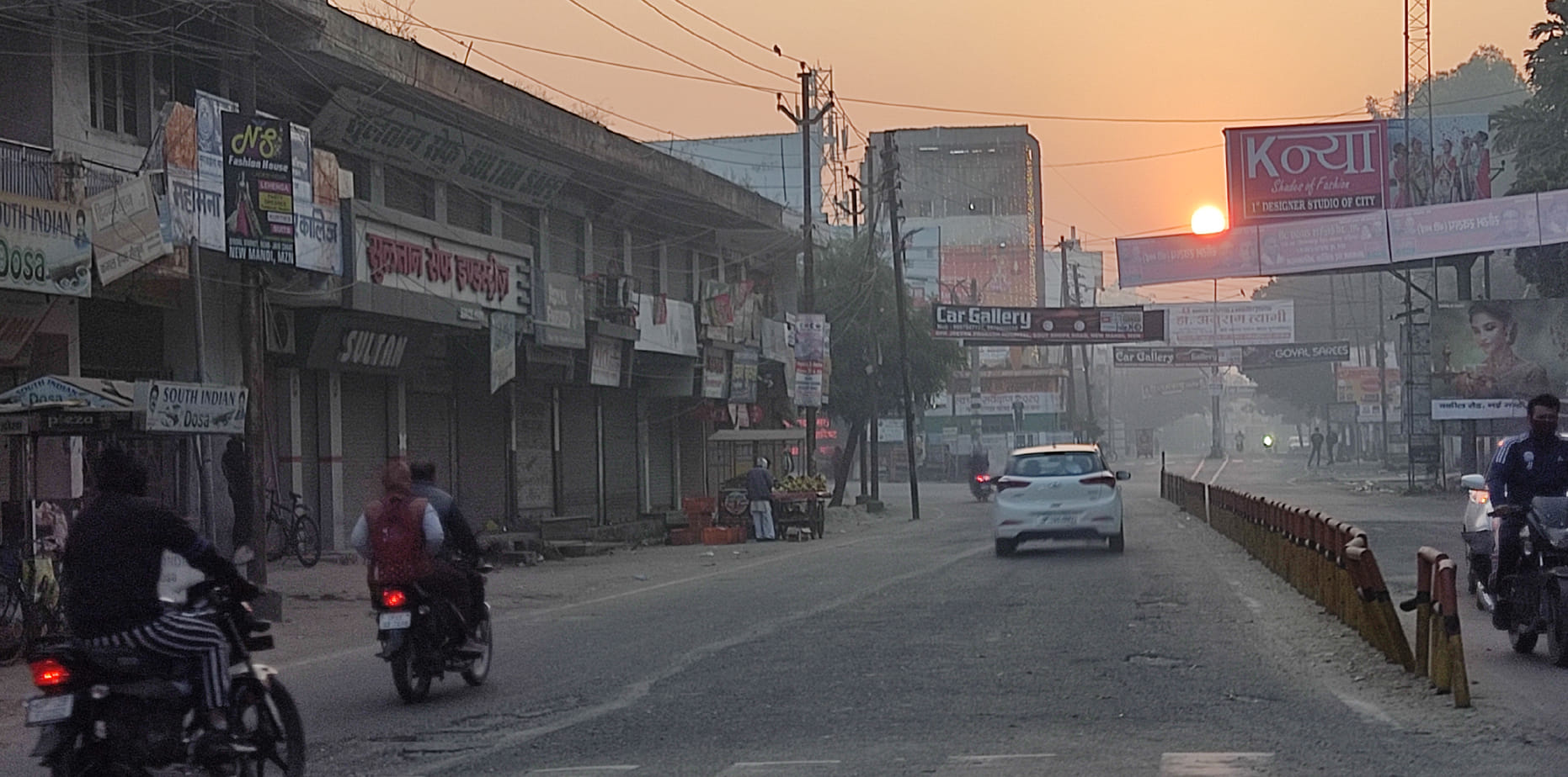 मुजफ्फरनगर में सुबह फैली स्मॉग में जाते वाहन सवार। मुजफ्फरनगर में सुबह फैली स्मॉग में जाते वाहन सवार।