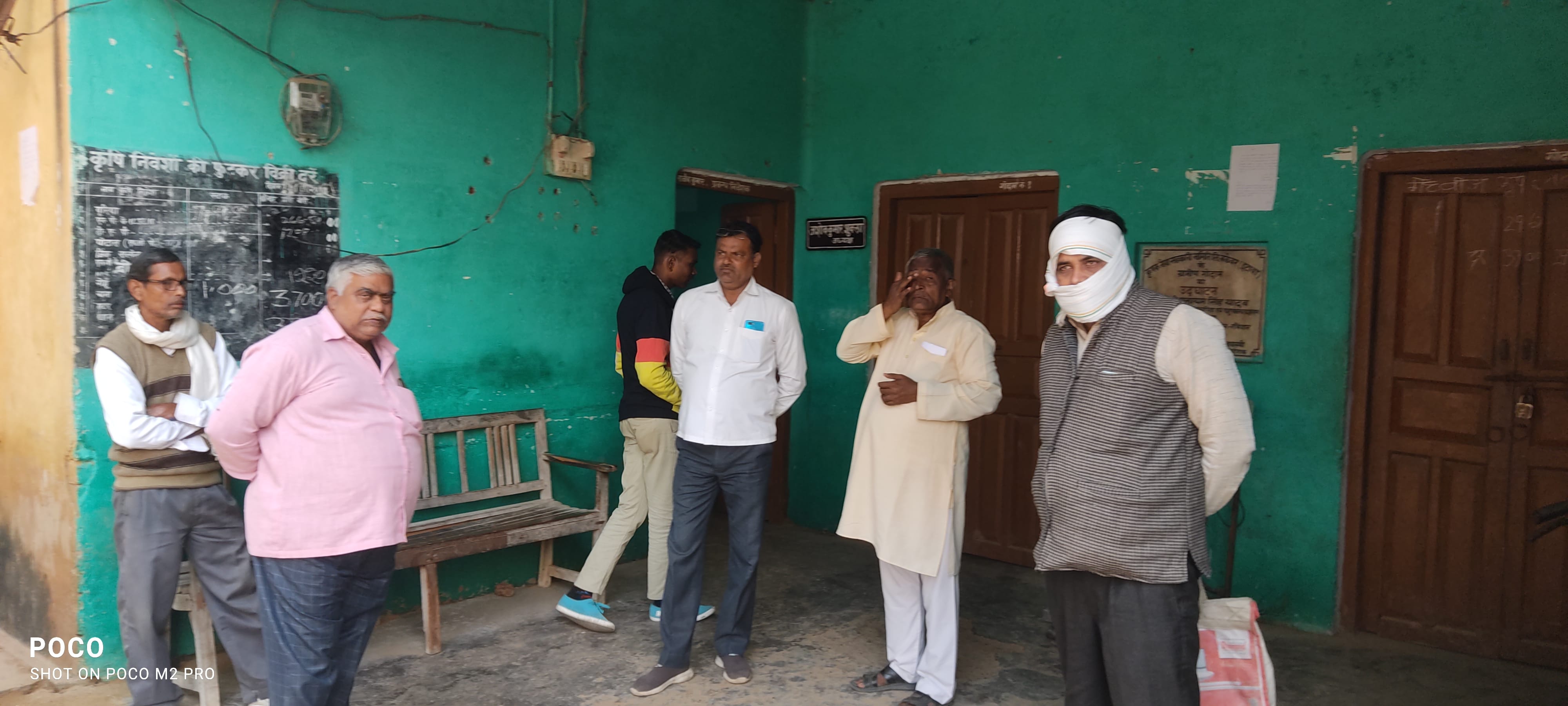 किसान सेवा सहकारी समिति पर डीएपी लेने पहुंचे किसान किसान सेवा सहकारी समिति पर डीएपी लेने पहुंचे किसान