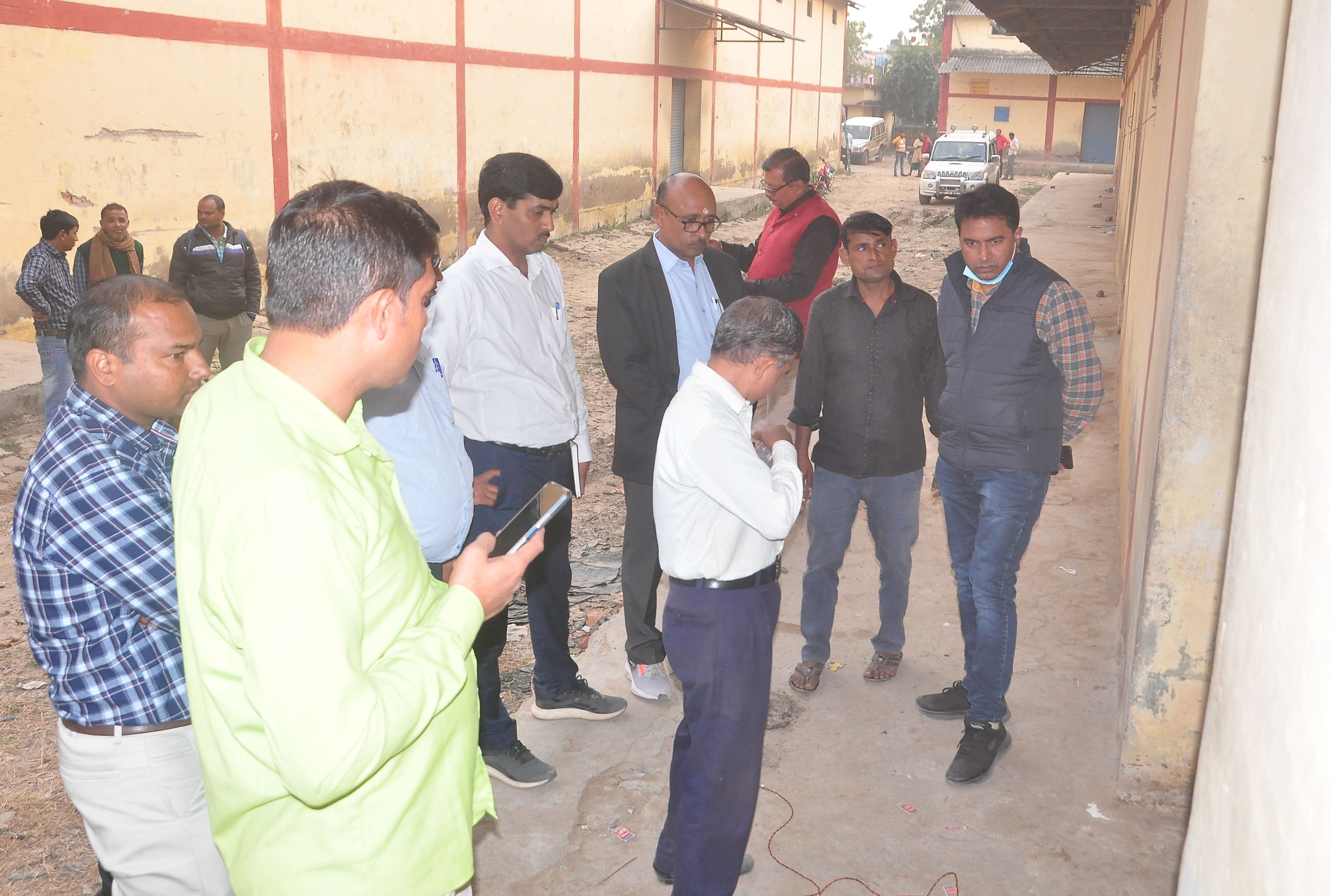 मीराभवन स्थित पीसीएफ गोदाम की जांच के लिए पहुंचे अधिकारी। संवाद मीराभवन स्थित पीसीएफ गोदाम की जांच के लिए पहुंचे अधिकारी। संवाद