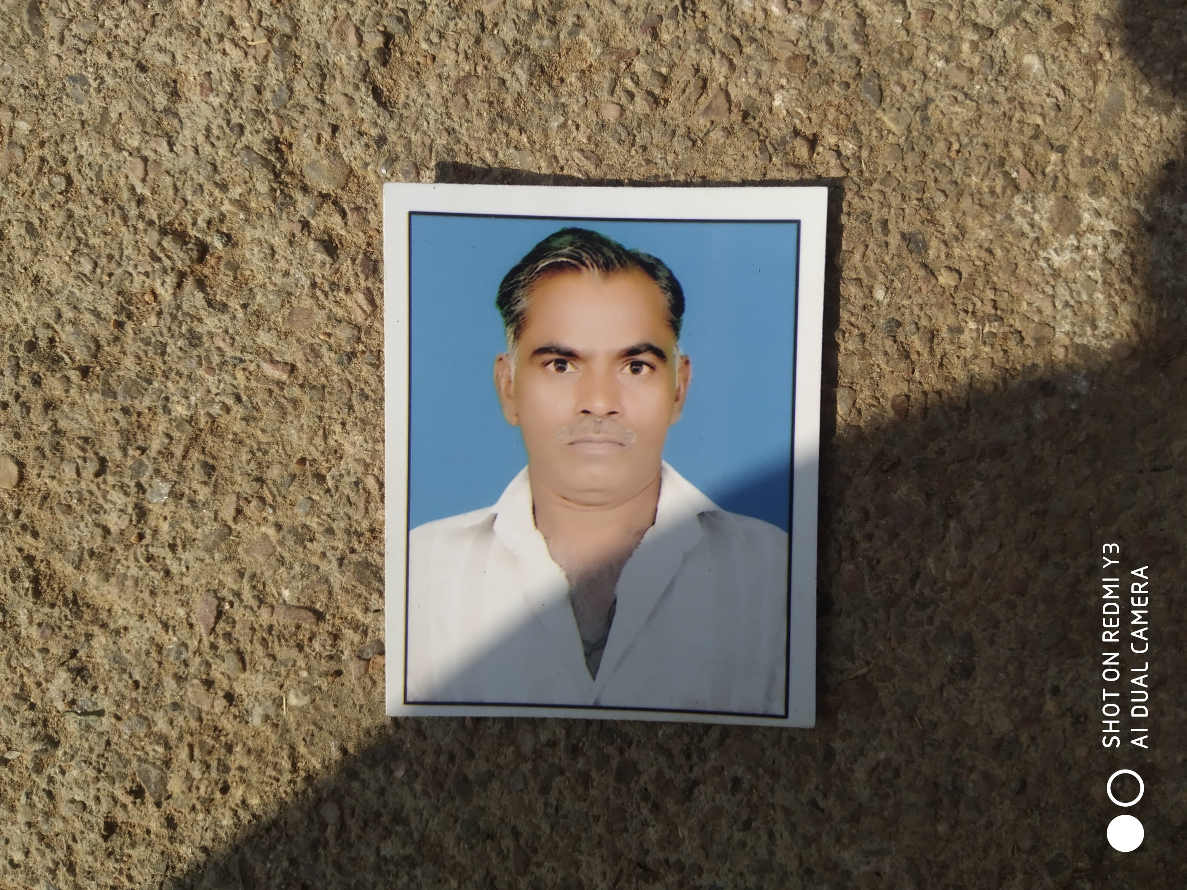 कैप्सन = मृतक के परिजनों से जानकारी लेते प्रभारी निरीक्षक 2 = मृतक किसान रामस्वरूप की फाइल फोटो कैप्सन = मृतक के परिजनों से जानकारी लेते प्रभारी निरीक्षक 2 = मृतक किसान रामस्वरूप की फाइल फोटो