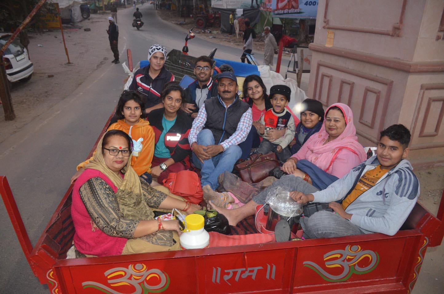 शुकतीर्थ मेले में आते गांव सहावली का परिवार।
