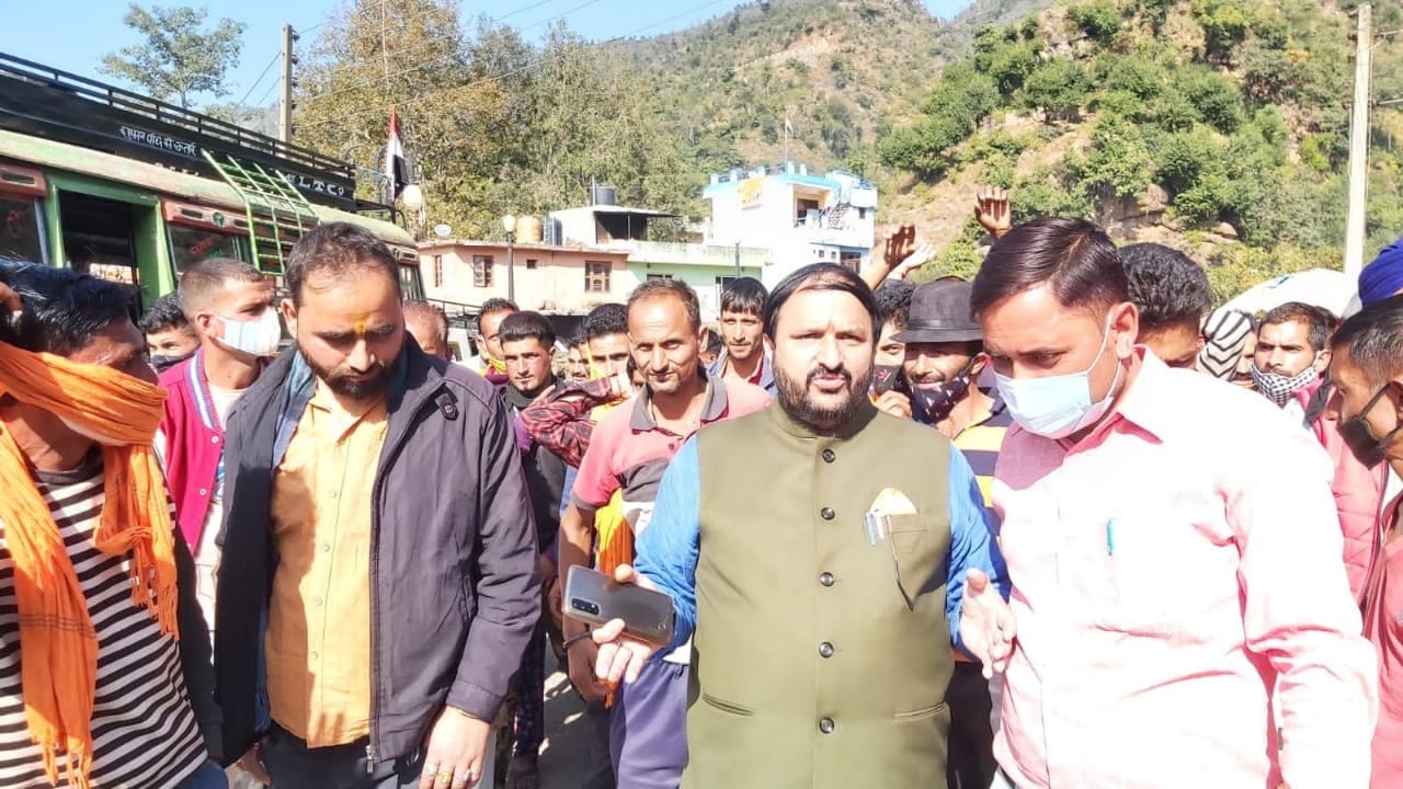 भड़के घोड़ा व पिटठू चालकों से बात करते हुए ड़ीड़ीसी सदस्य केवल कृष्ण शर्मा। भड़के घोड़ा व पिटठू चालकों से बात करते हुए ड़ीड़ीसी सदस्य केवल कृष्ण शर्मा।